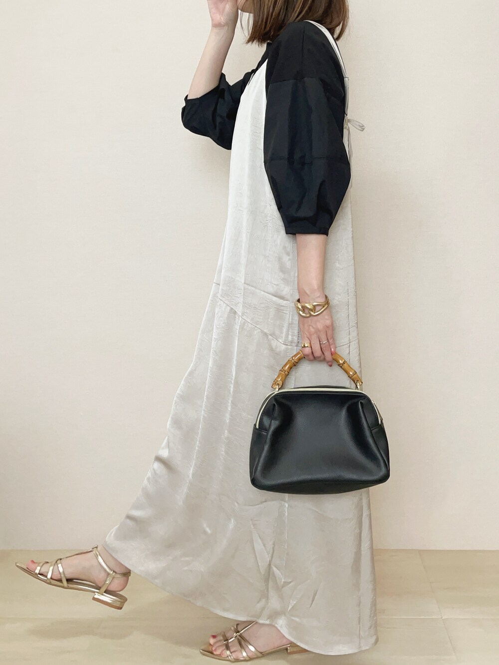 ベージュ系のワンピースを着用したレディースの夏コーディネートの2枚目の写真