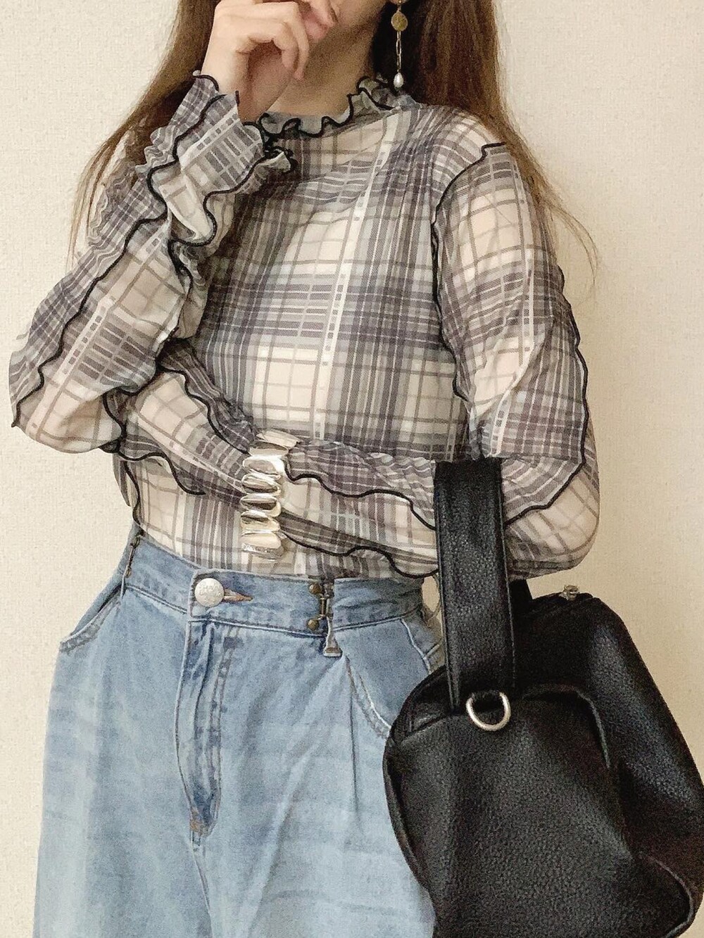 グレー系のTシャツ/カットソー、ブルー系のデニムパンツ、ブラック系のショルダーバッグを着用したレディースの春コーディネートの2枚目の写真