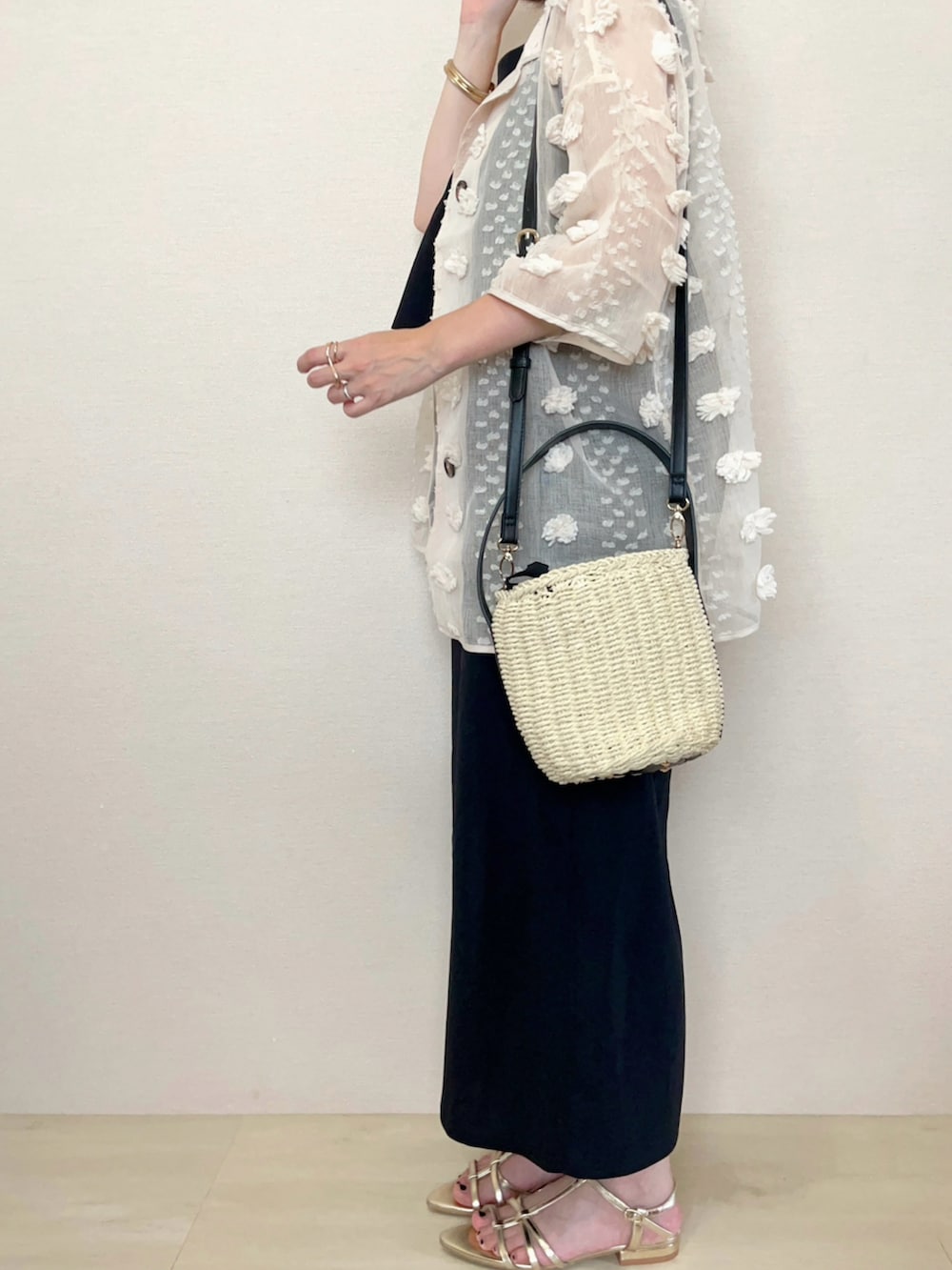 ベージュ系のシャツ/ブラウス、ブラック系のワンピースを着用したレディースの夏コーディネートの3枚目の写真