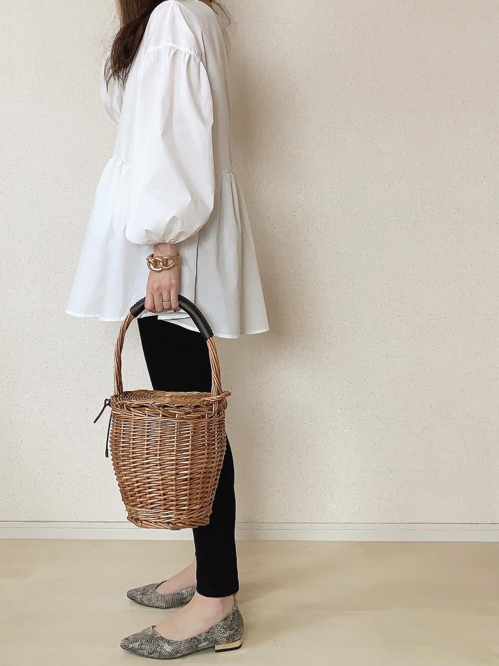 ブラック系のデニムパンツ、その他のパンプスを着用したレディースの春コーディネートの2枚目の写真