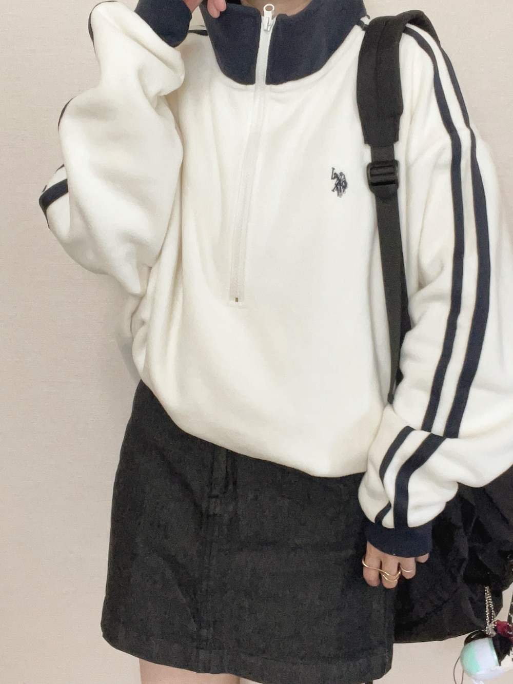 ホワイト系のスウェット、ブルー系のデニムスカート、ブラック系のブーツを着用したレディースの秋コーディネートの4枚目の写真