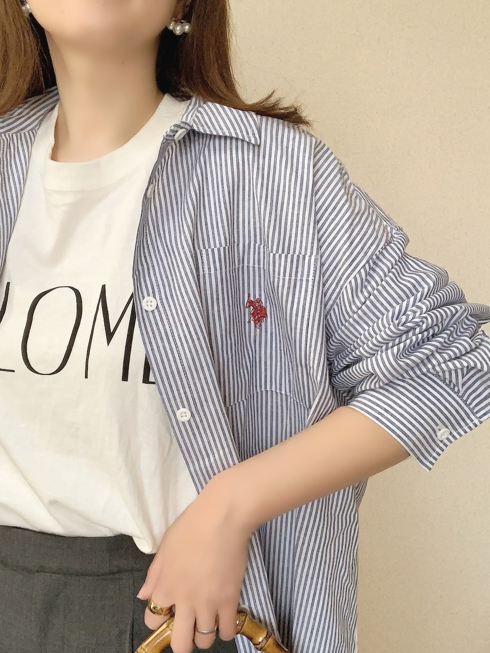 ブルー系のシャツ/ブラウス、その他のTシャツ/カットソー、ブラック系のスニーカーを着用したレディースの冬コーディネートの3枚目の写真