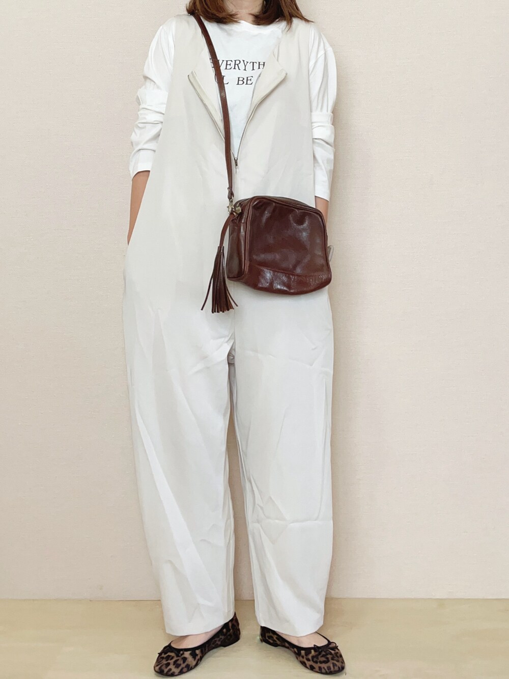 ホワイト系のサロペット/オーバーオール、ホワイト系のTシャツ/カットソーを着用したレディースの夏コーディネートの2枚目の写真