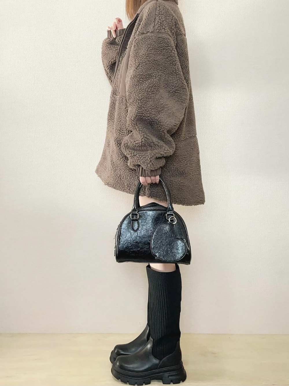 ブラック系のブーツ、ホワイト系のTシャツ/カットソーを着用したレディースの秋コーディネートの3枚目の写真