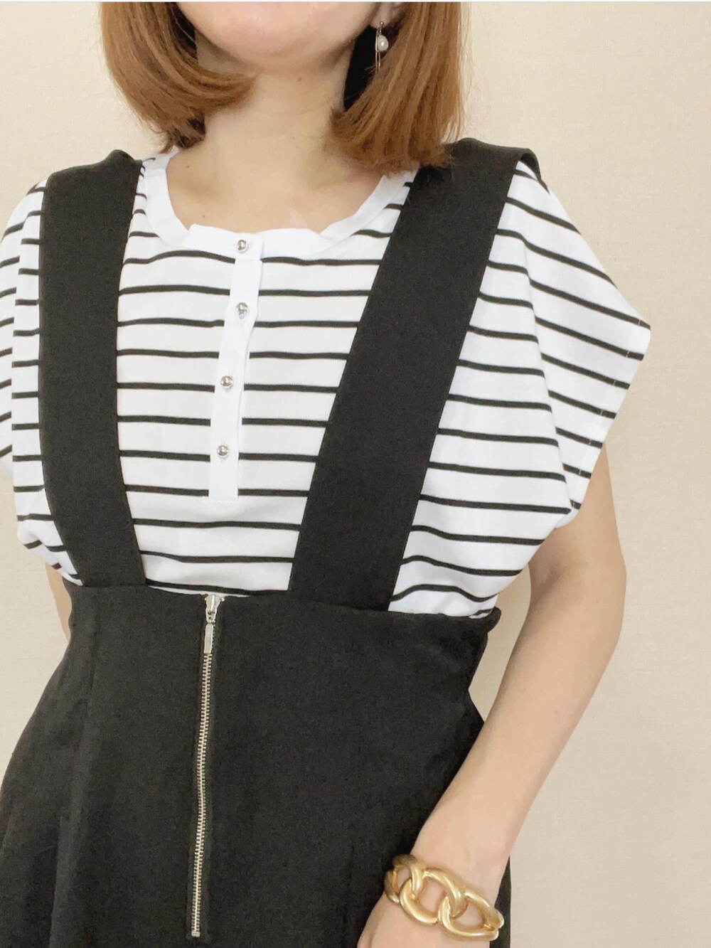 その他のTシャツ/カットソー、ブラック系のサロペット/オーバーオールを着用したレディースの夏コーディネートの3枚目の写真