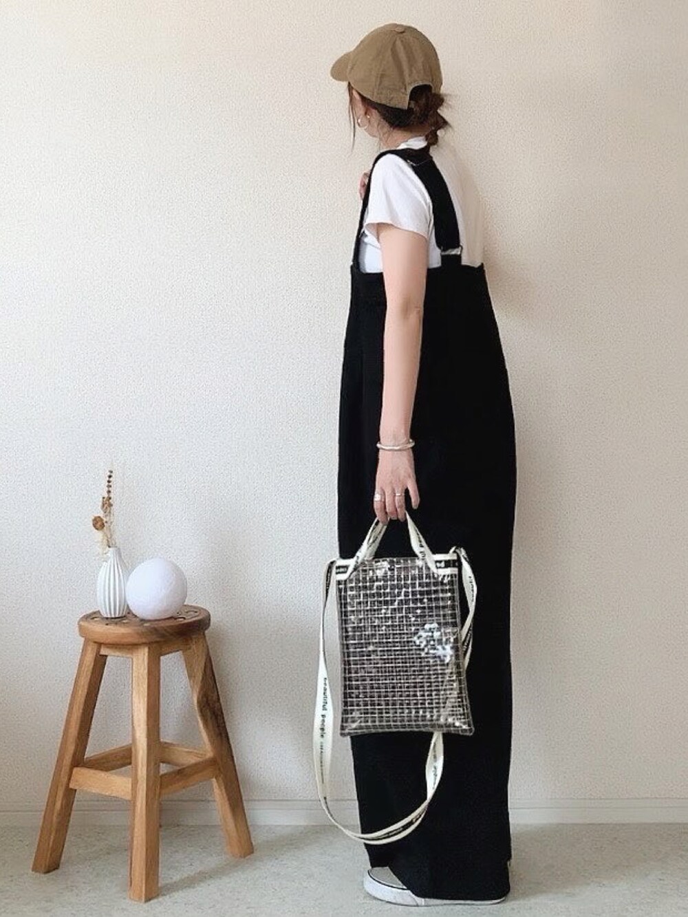 ブラック系のショルダーバッグ、ベージュ系のスニーカー、その他のシャツ/ブラウスを着用したレディースの夏コーディネートの2枚目の写真