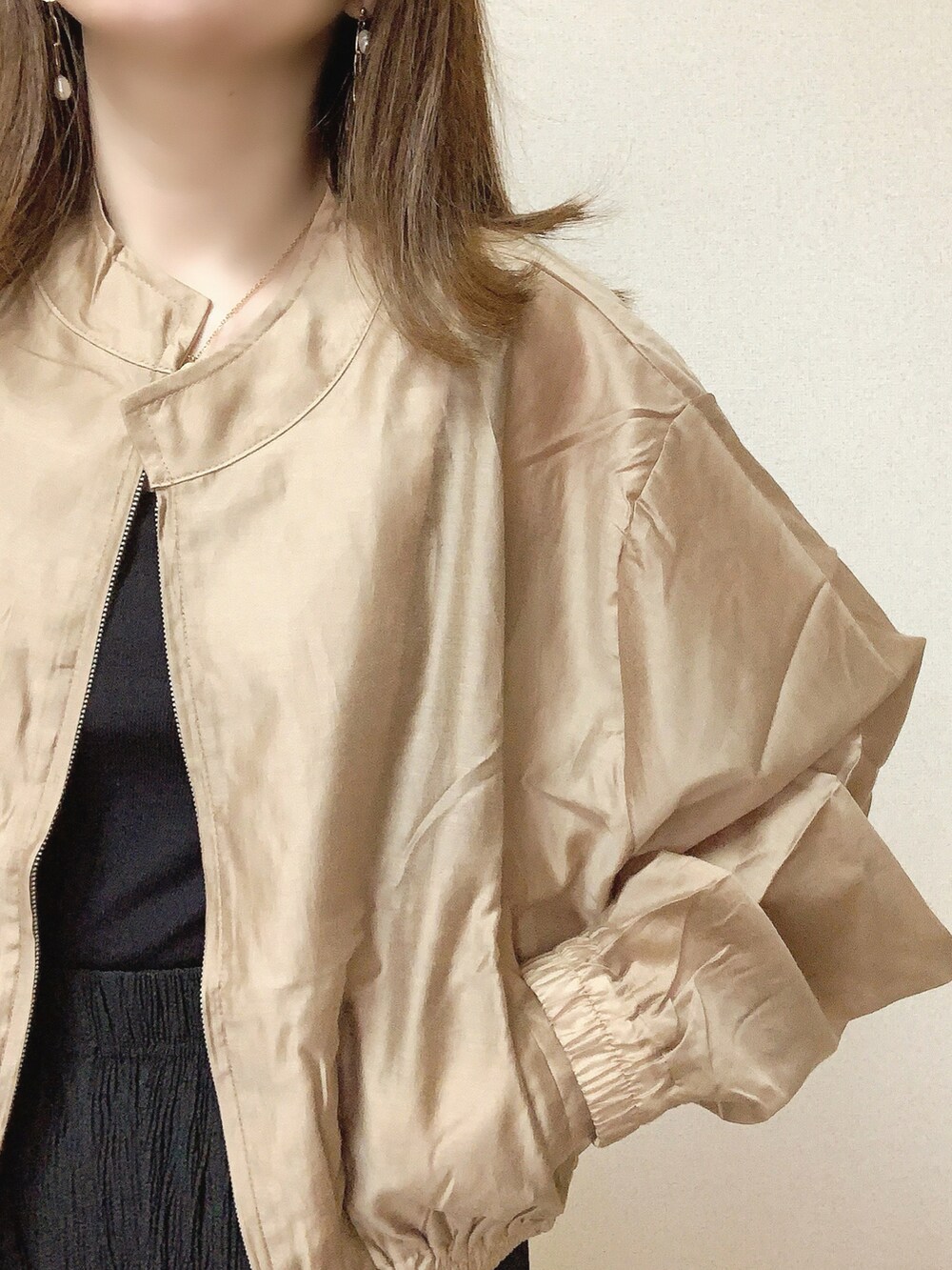 ベージュ系のブルゾン、ブラック系のその他パンツ、その他のTシャツ/カットソーを着用したレディースの春コーディネートの4枚目の写真