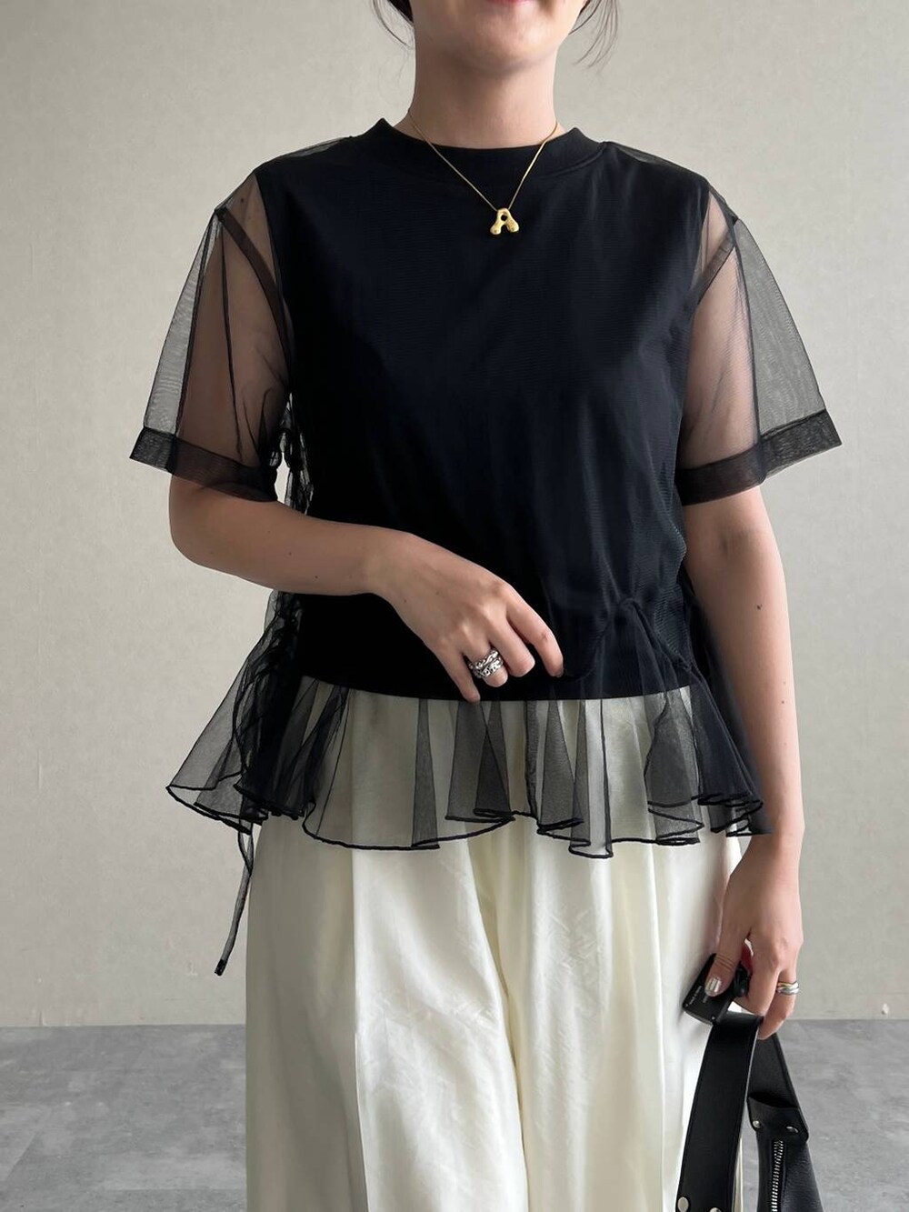 ブラック系のサンダル、ブラック系のショルダーバッグ、ブラック系のTシャツ/カットソーを着用したレディースの夏コーディネートの5枚目の写真