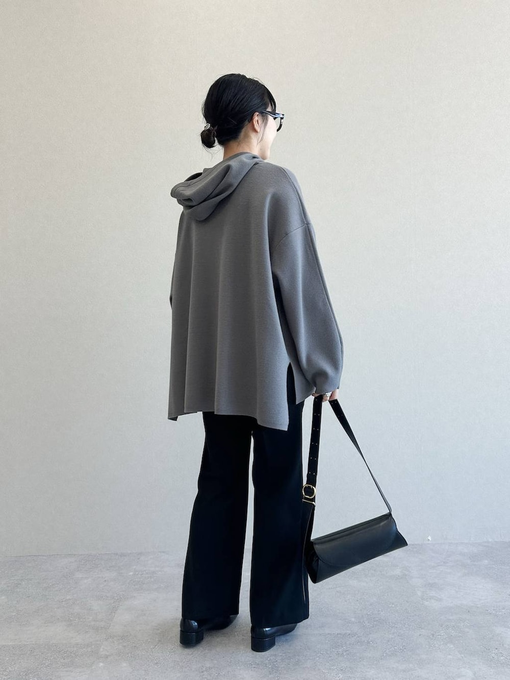 「高見え、着痩せ・細見え、体型カバー、テーマパーク、冬コーデ、SNAP_apart by lowrys、お仕事コーデ_apart by lowrys、骨格ストレート、ワントーン、カジュアル、旅行、apart by lowrys、e/rm、パーカー、春コーデ」｜「e/rmの【e/rm】ハーフミラノフーディ（パーカー、グレー系）」を使った、あんずさん（レディース・163cm）の冬コーディネートの3枚目の写真