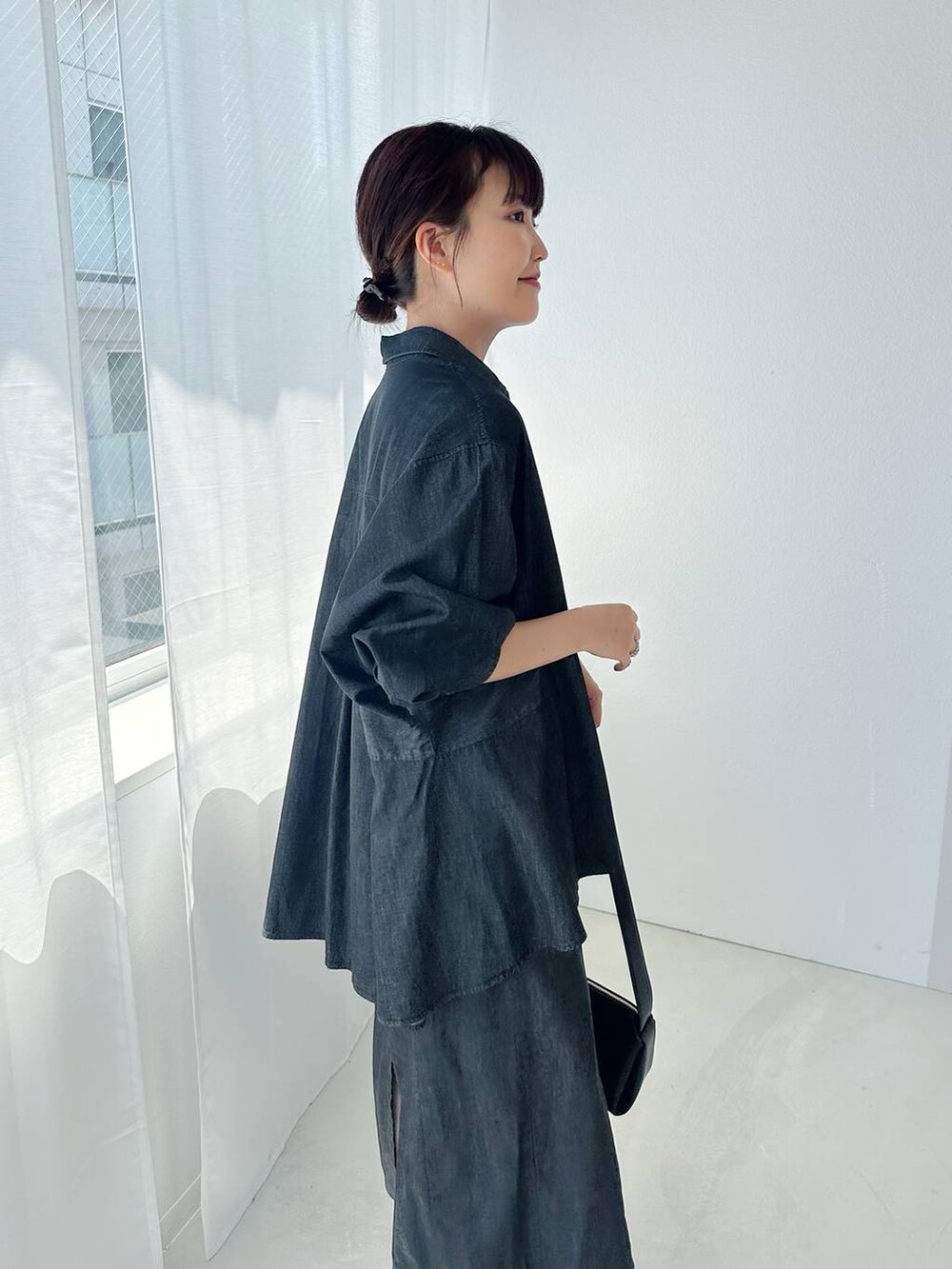 ブラック系のサンダル、ブラック系のショルダーバッグ、ブラック系のワンピースを着用したレディースの夏コーディネートの4枚目の写真