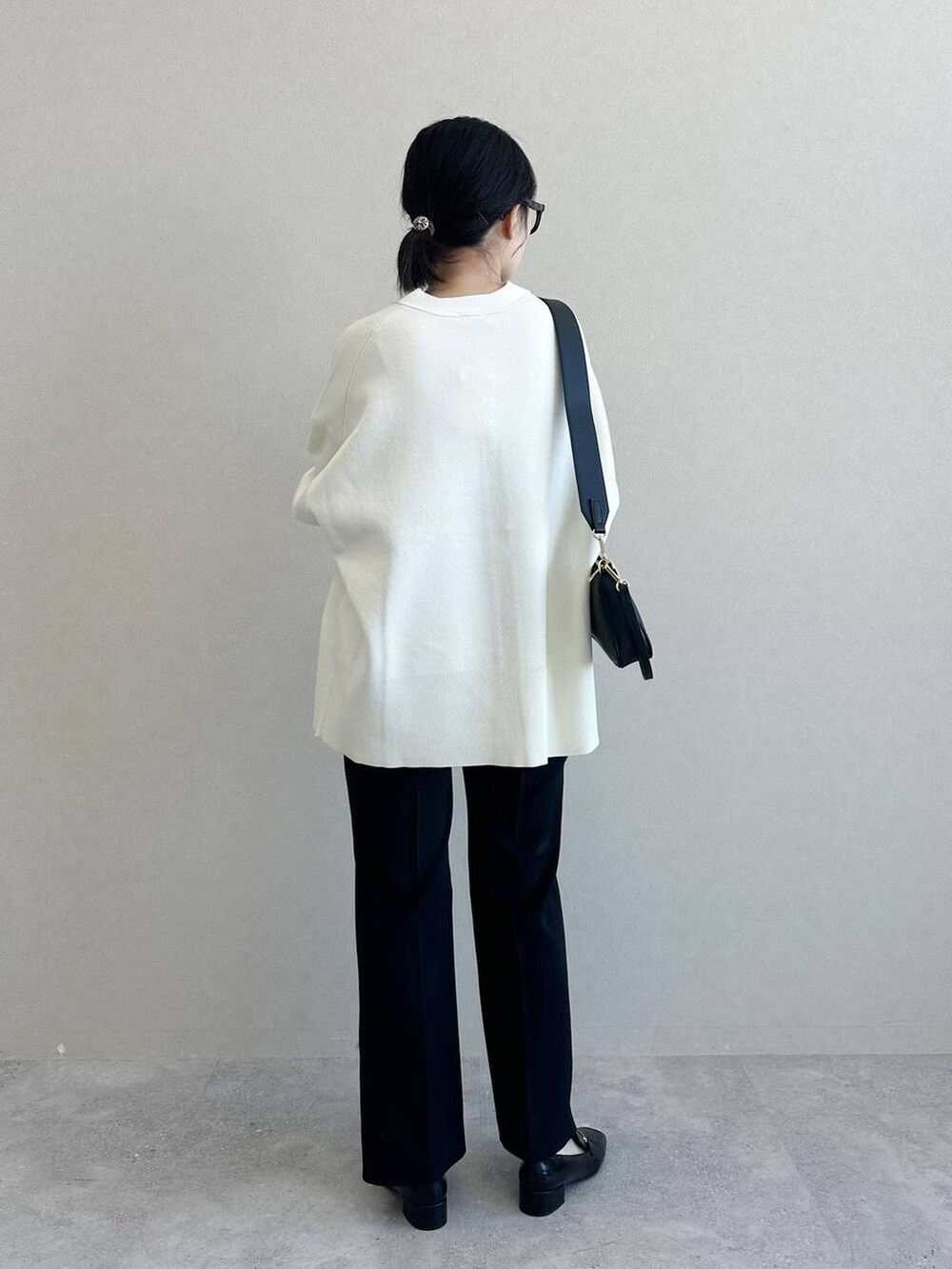 「高見え、着痩せ・細見え、体型カバー、テーマパーク、冬コーデ、SNAP_apart by lowrys、お仕事コーデ_apart by lowrys、骨格ストレート、カジュアル、旅行、apart by lowrys、カーディガン、ニット、モノトーン、春コーデ」｜「A part byのＣ＊ベスト＆フレアパンツセットアップ（パンツドレス、ブラック系）」を使った、あんずさん（レディース・163cm）の冬コーディネートの4枚目の写真