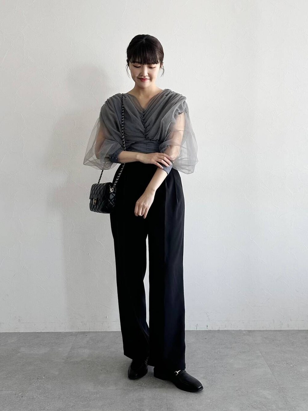 ブラック系のローファー、グレー系のTシャツ/カットソー、ブラック系のショルダーバッグを着用したレディースの春コーディネートの4枚目の写真