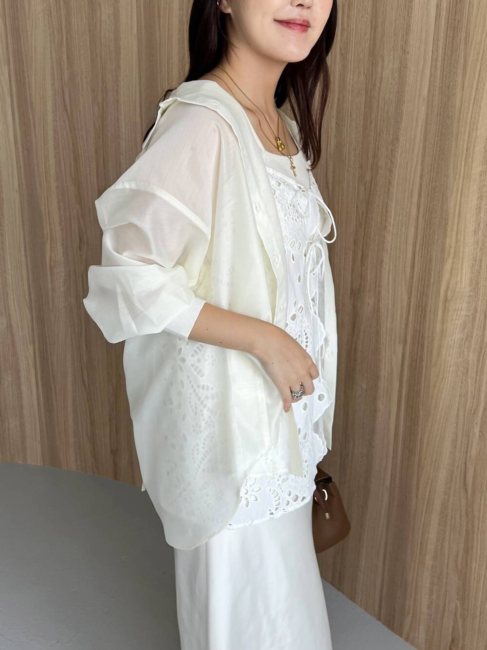 ブラウン系のサンダル、ホワイト系のスカート、ブラウン系のショルダーバッグを着用したレディースの夏コーディネートの3枚目の写真