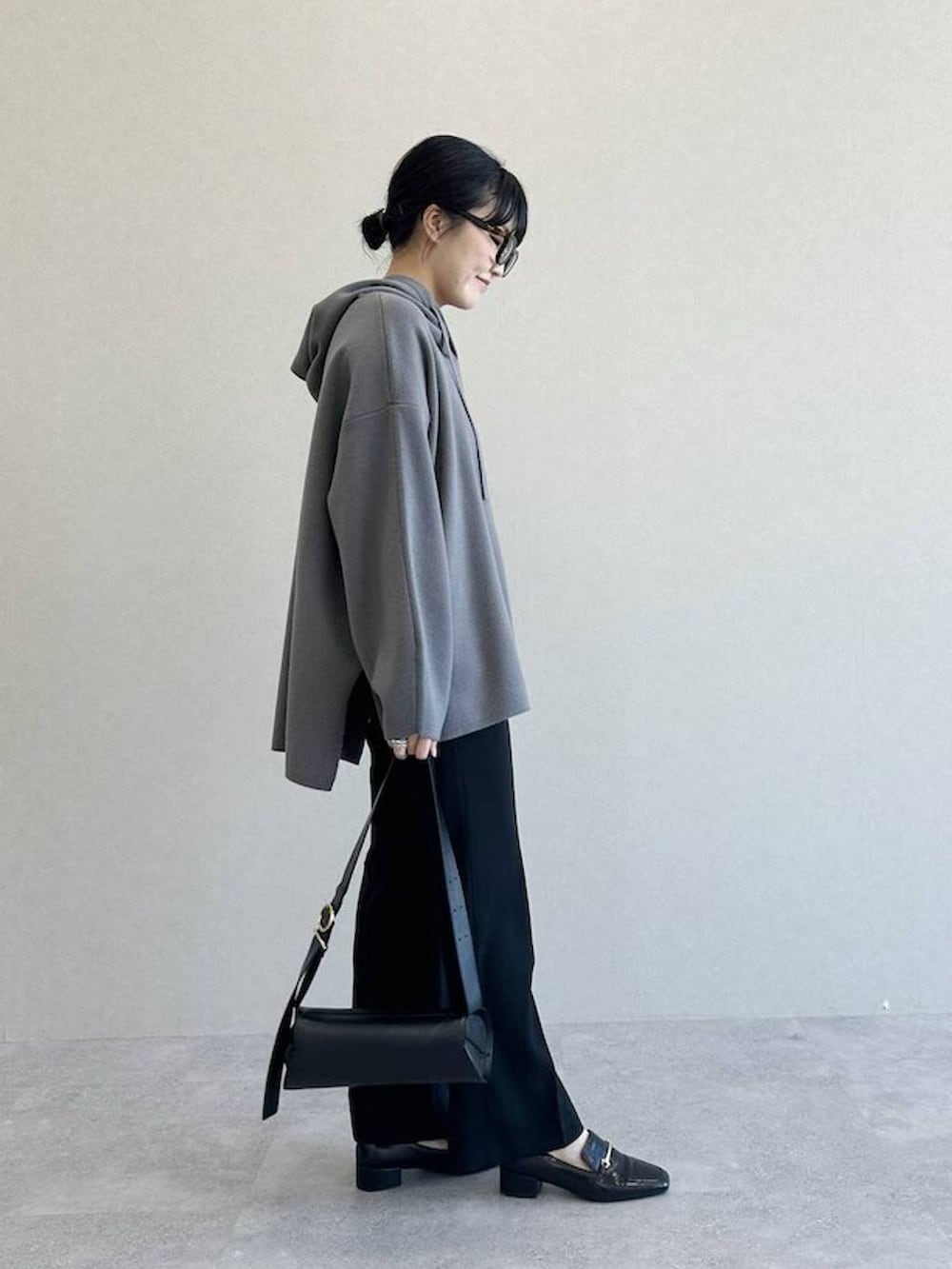 「高見え、着痩せ・細見え、体型カバー、テーマパーク、冬コーデ、SNAP_apart by lowrys、お仕事コーデ_apart by lowrys、骨格ストレート、ワントーン、カジュアル、旅行、apart by lowrys、e/rm、パーカー、春コーデ」｜「e/rmの【e/rm】ハーフミラノフーディ（パーカー、グレー系）」を使った、あんずさん（レディース・163cm）の冬コーディネートの2枚目の写真