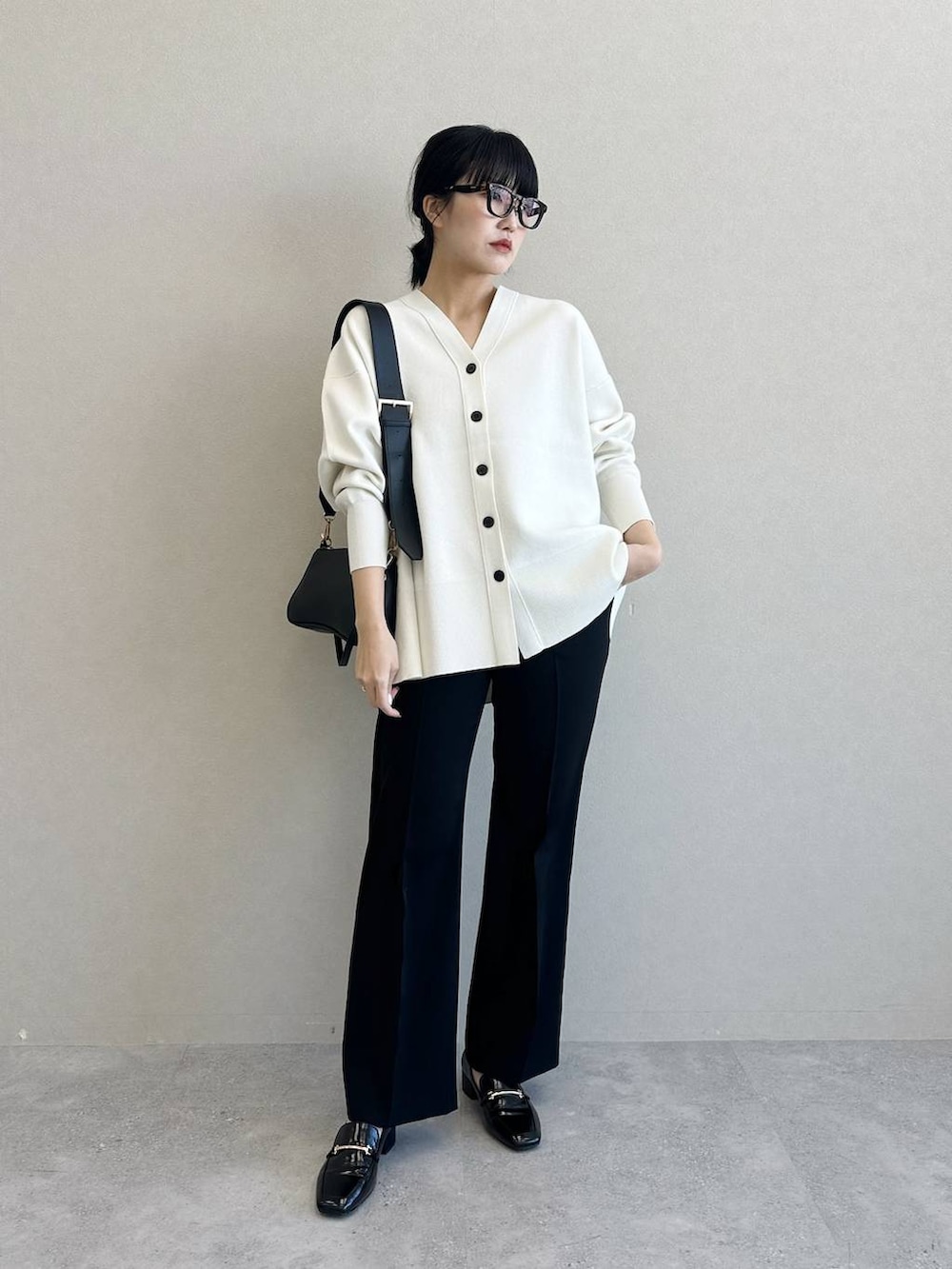 「高見え、着痩せ・細見え、体型カバー、テーマパーク、冬コーデ、SNAP_apart by lowrys、お仕事コーデ_apart by lowrys、骨格ストレート、カジュアル、旅行、apart by lowrys、カーディガン、ニット、モノトーン、春コーデ」｜「A part byのＣ＊ベスト＆フレアパンツセットアップ（パンツドレス、ブラック系）」を使った、あんずさん（レディース・163cm）の冬コーディネートの2枚目の写真