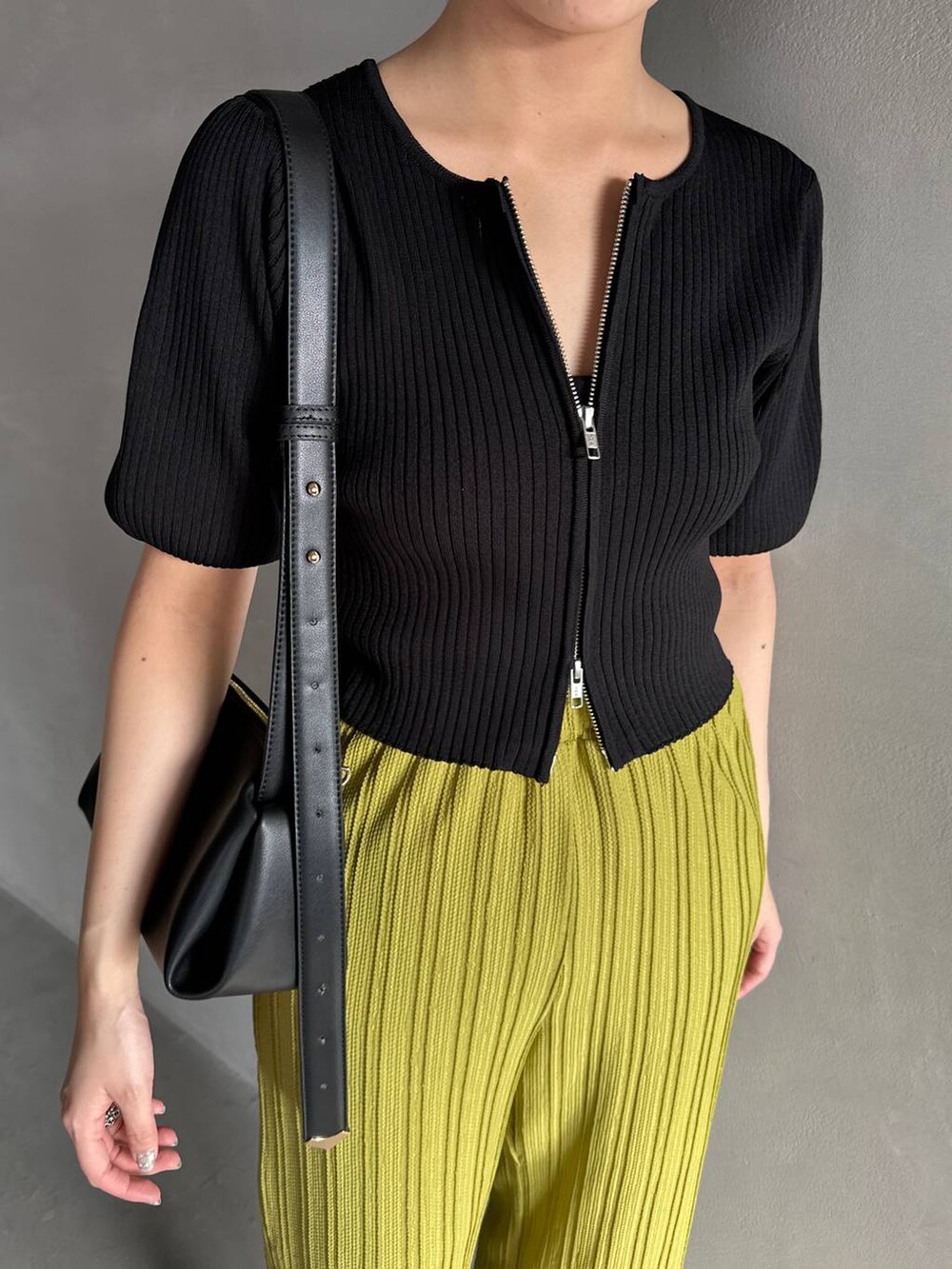 ブラック系のニット/セーター、ブラック系のサンダル、グリーン系のその他パンツを着用したレディースの春コーディネートの5枚目の写真