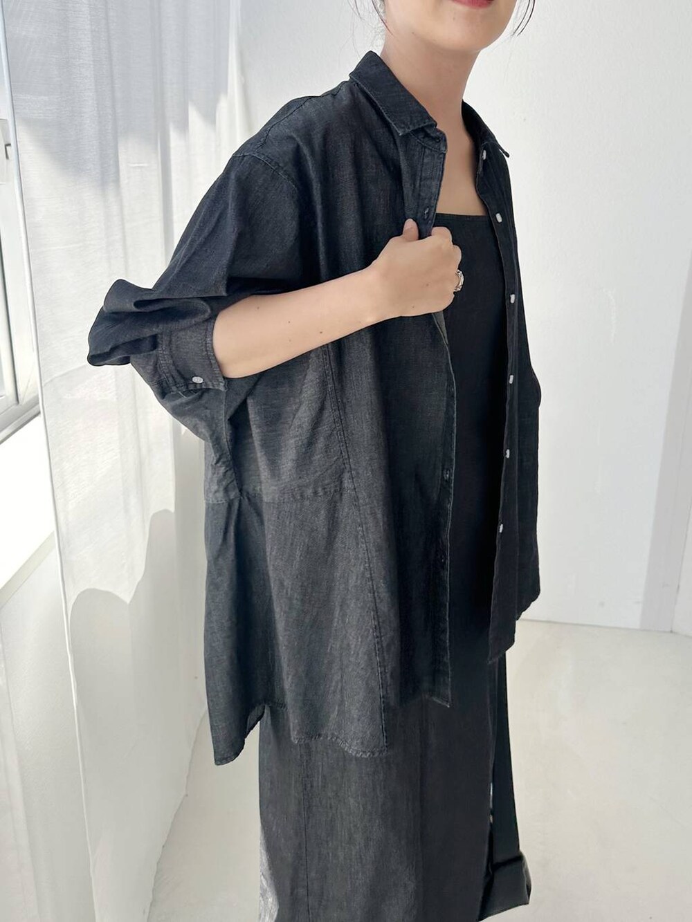 ブラック系のサンダル、ブラック系のショルダーバッグ、ブラック系のワンピースを着用したレディースの夏コーディネートの5枚目の写真