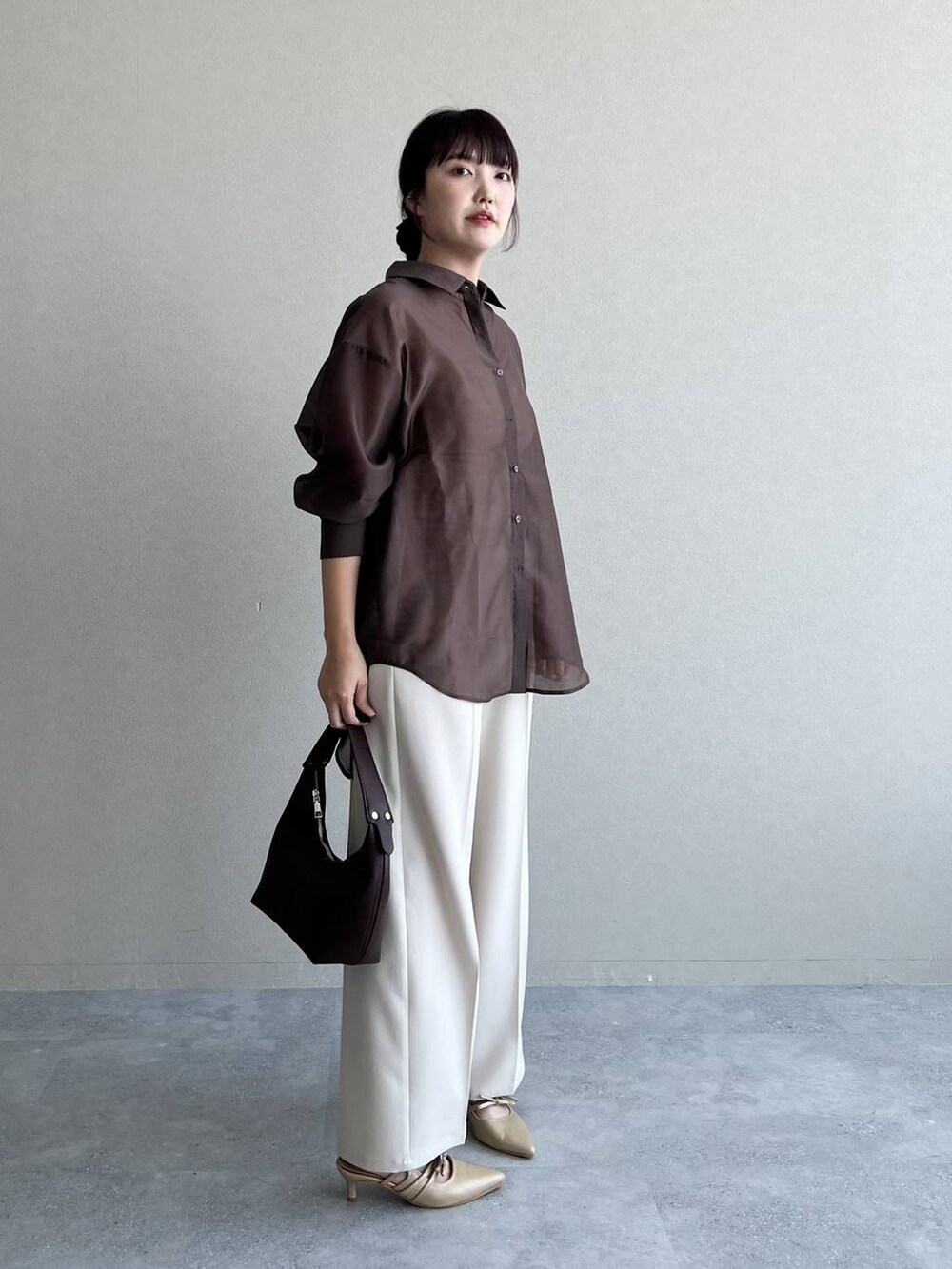 「高見え、着痩せ・細見え、体型カバー、テーマパーク、春コーデ、骨格ストレート、ワントーン、フェミニン、カジュアル、旅行、mysty woman、おでかけ、ぽっちゃりスタッフ、シャツ、シャツスタイル」｜「mysty womanのワンショルダーBAG　 453136（ショルダーバッグ、ブラウン系）」を使った、あんずさん（レディース・163cm）の夏コーディネートの4枚目の写真