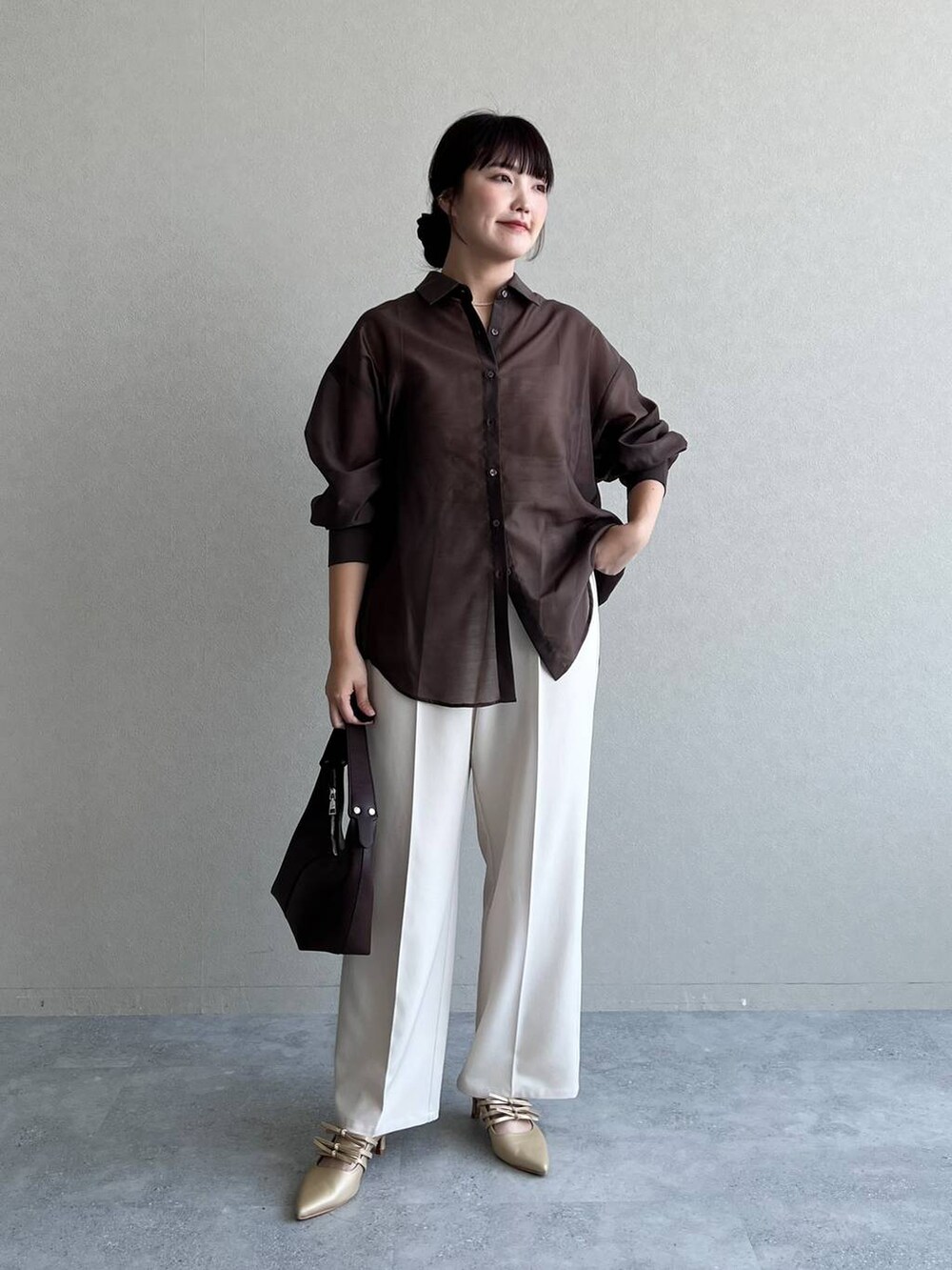 「高見え、着痩せ・細見え、体型カバー、テーマパーク、春コーデ、骨格ストレート、ワントーン、フェミニン、カジュアル、旅行、mysty woman、おでかけ、ぽっちゃりスタッフ、シャツ、シャツスタイル」｜「mysty womanのワンショルダーBAG　 453136（ショルダーバッグ、ブラウン系）」を使った、あんずさん（レディース・163cm）の夏コーディネートの3枚目の写真