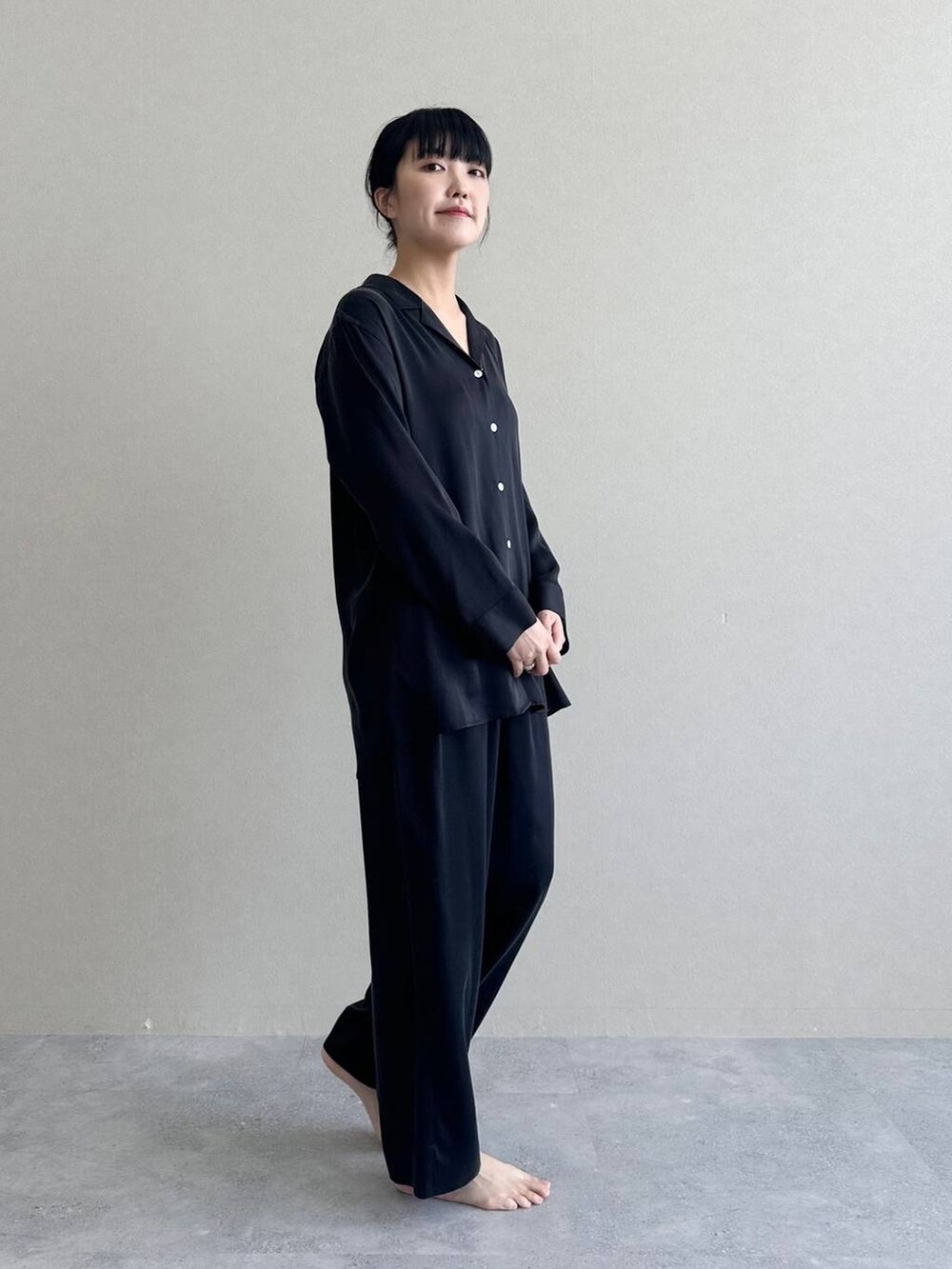 ブラック系のルームウェア/パジャマを着用したレディースの冬コーディネートの2枚目の写真