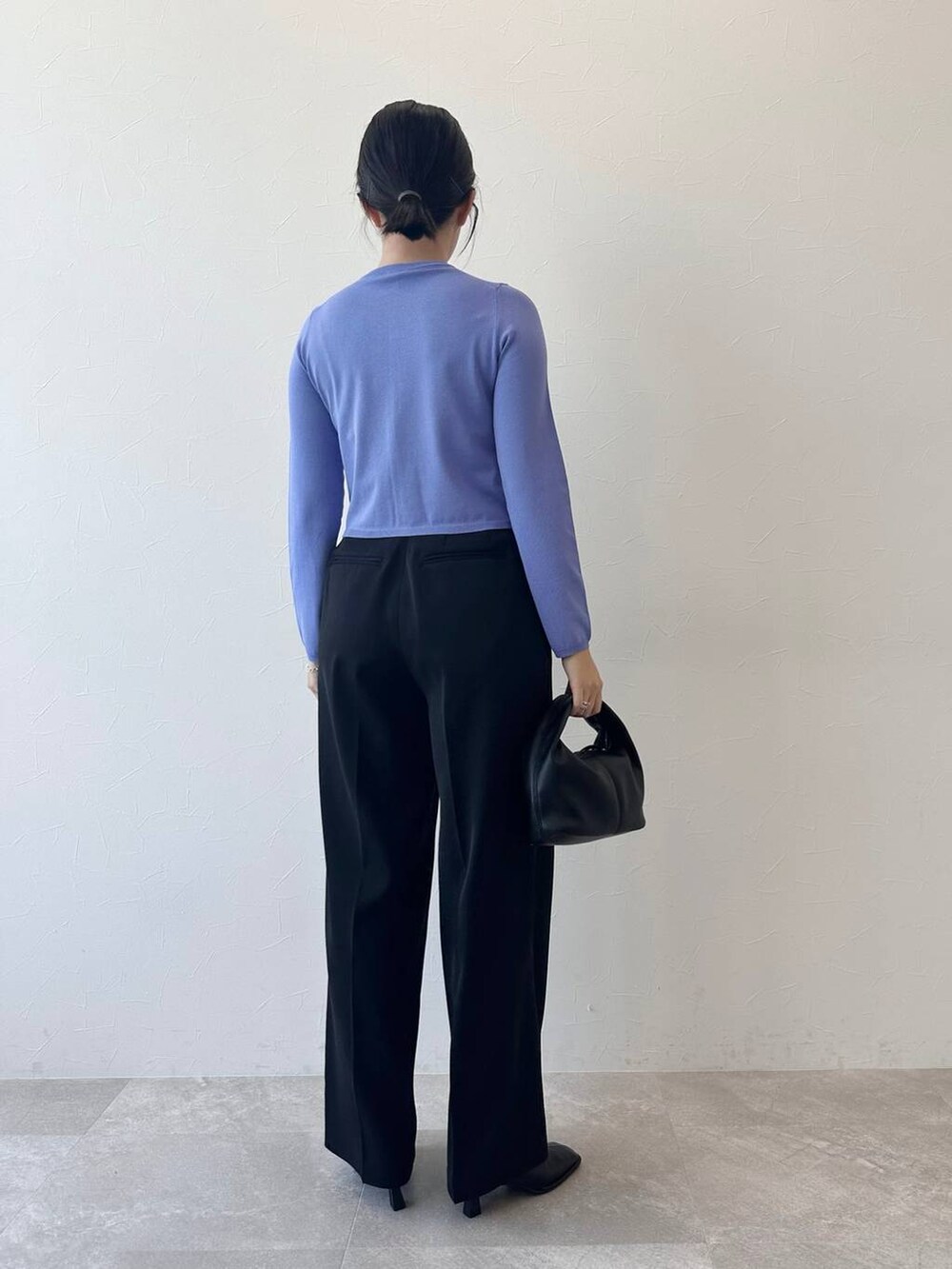 ブラック系のキャミソール、ブラック系のハンドバッグ、ブルー系のカーディガン/ボレロを着用したレディースの夏コーディネートの4枚目の写真