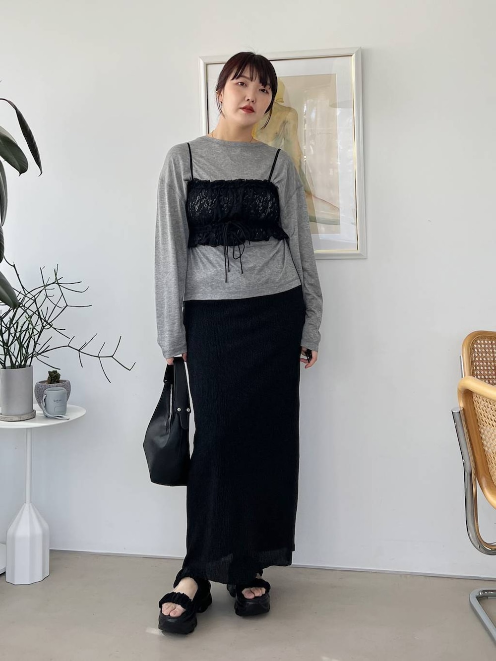 ブラック系のシャツ/ブラウス、ブラック系のサンダル、シルバー系のスカートを着用したレディースの春コーディネートの3枚目の写真