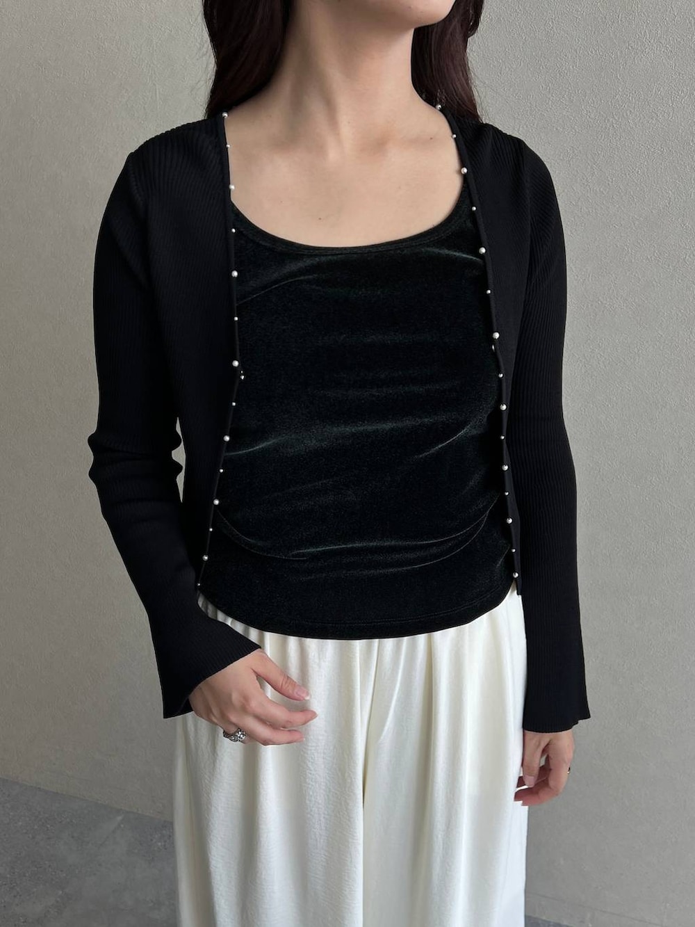 「高見え、着痩せ・細見え、体型カバー、テーマパーク、夏コーデ、骨格ストレート、ワントーン、フェミニン、カジュアル、旅行、mysty woman、おでかけ、ぽっちゃりスタッフ、タンクトップ、カーディガン」|「mysty womanの【LE VERNIS】トライアングルBAG 574317(ハンドバッグ、ブラック系)」を使った、あんずさん(レディース・163cm)の夏コーディネートの5枚目の写真