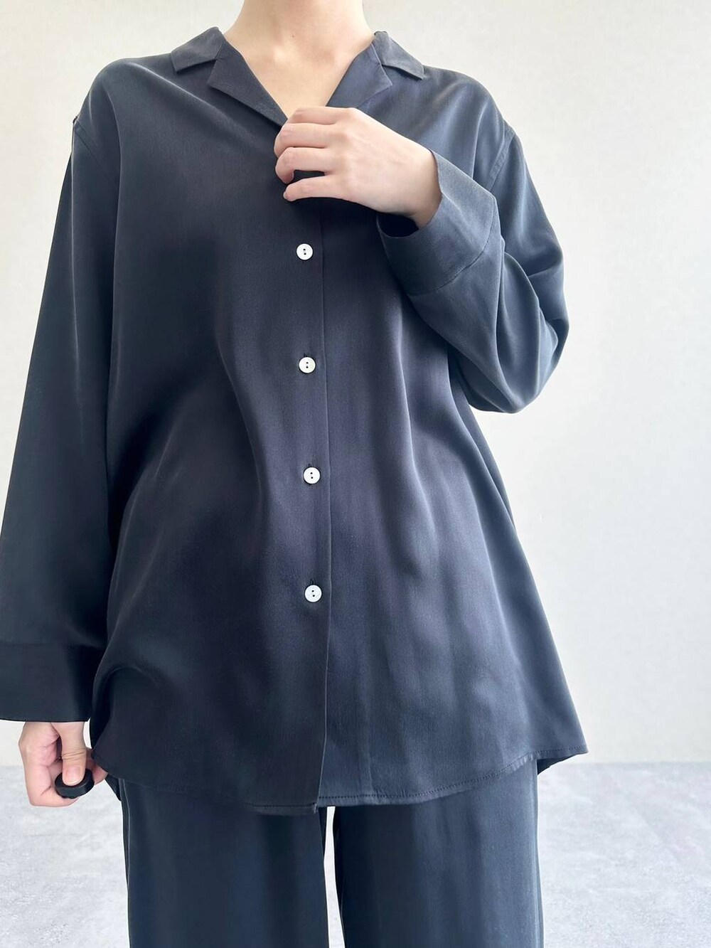 ブラック系のルームウェア/パジャマを着用したレディースの冬コーディネートの4枚目の写真