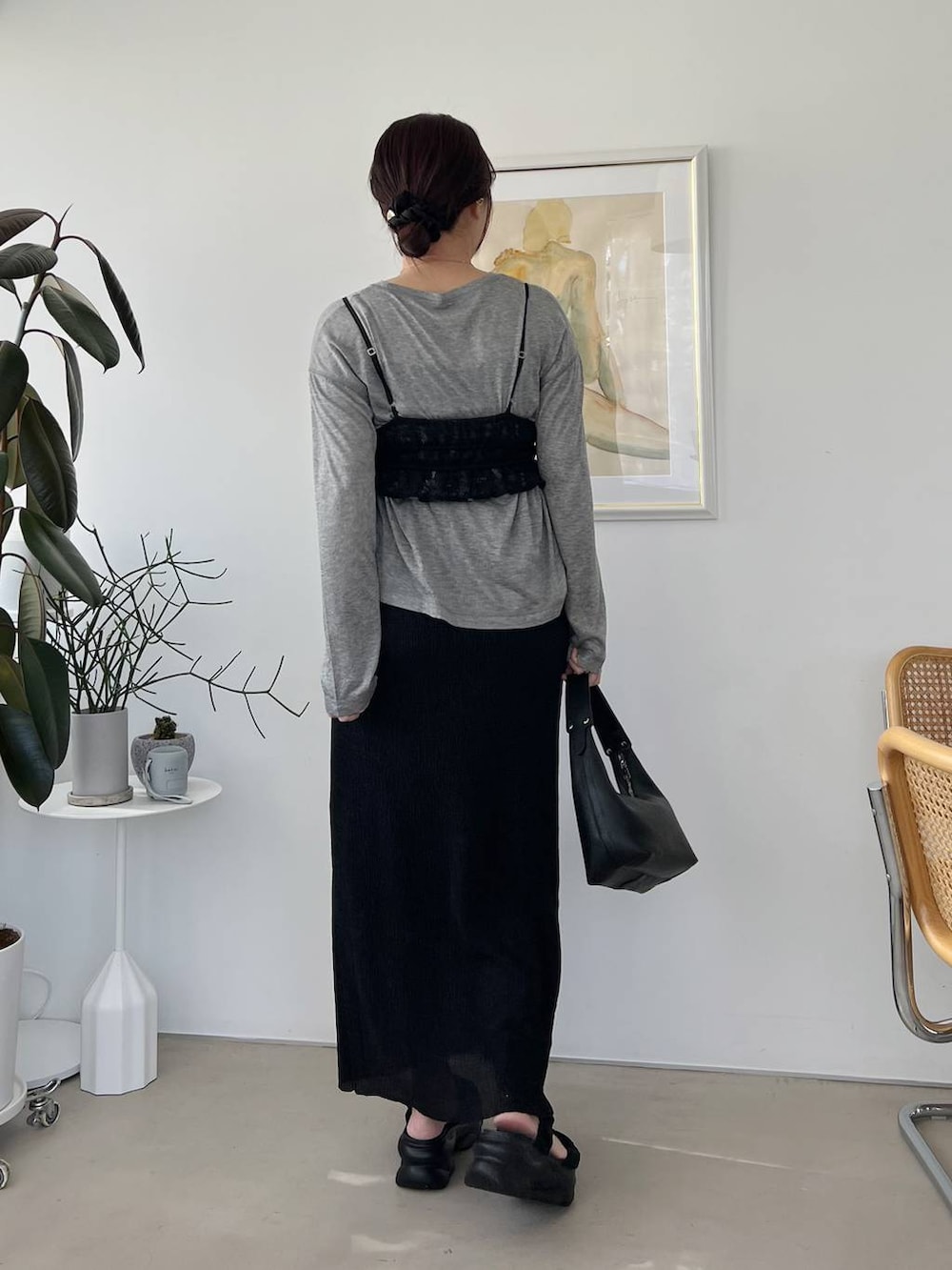 ブラック系のシャツ/ブラウス、ブラック系のサンダル、シルバー系のスカートを着用したレディースの春コーディネートの2枚目の写真