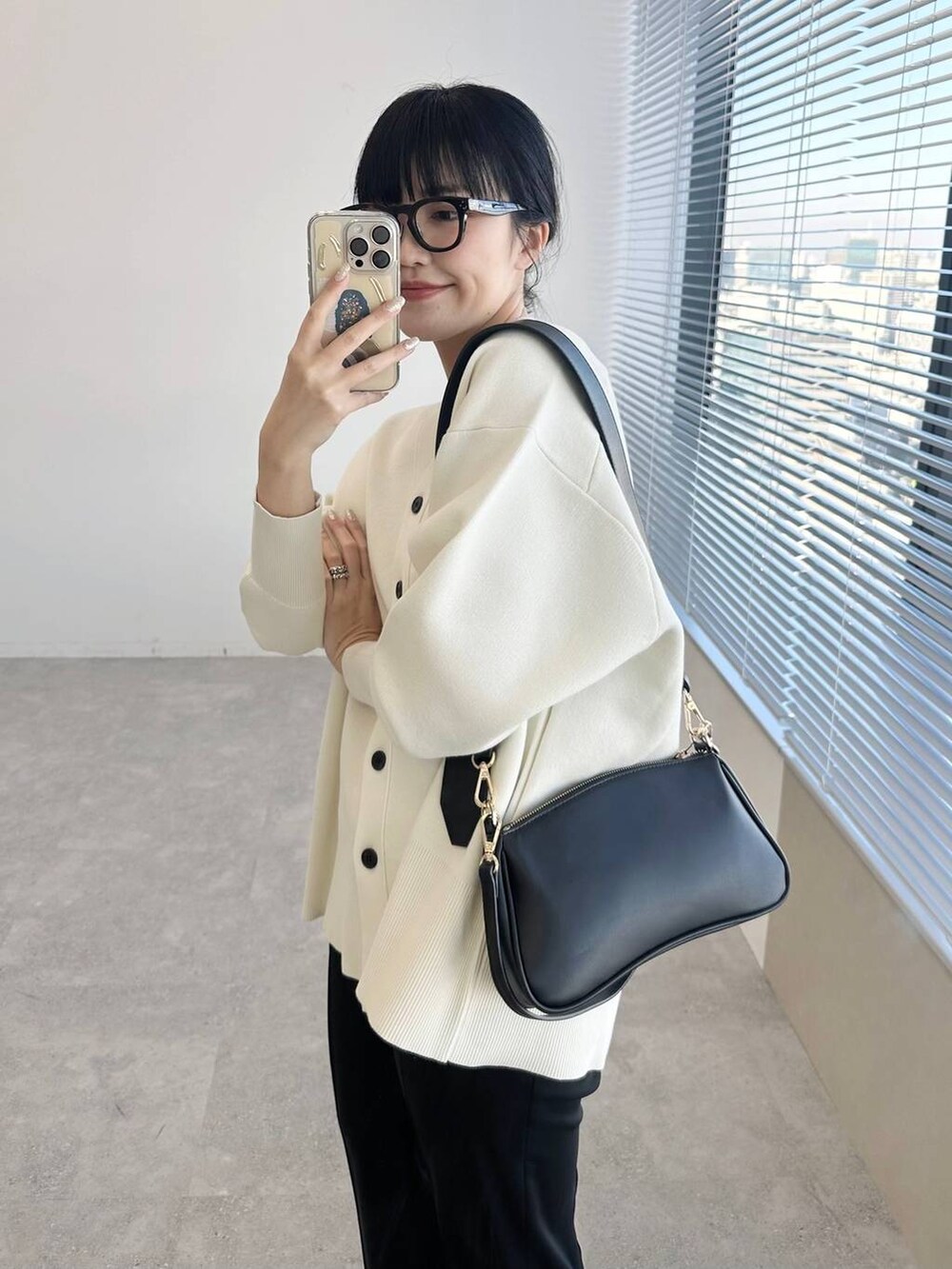 「高見え、着痩せ・細見え、体型カバー、テーマパーク、冬コーデ、SNAP_apart by lowrys、お仕事コーデ_apart by lowrys、骨格ストレート、カジュアル、旅行、apart by lowrys、カーディガン、ニット、モノトーン、春コーデ」｜「A part byのＣ＊ベスト＆フレアパンツセットアップ（パンツドレス、ブラック系）」を使った、あんずさん（レディース・163cm）の冬コーディネートの5枚目の写真
