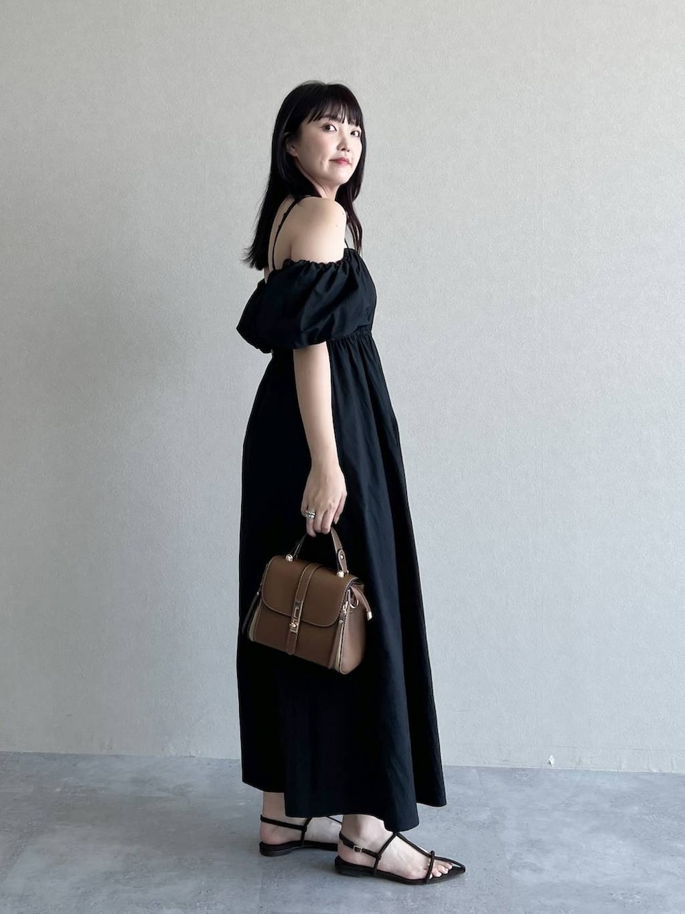「高見え、着痩せ・細見え、体型カバー、テーマパーク、夏コーデ、骨格ストレート、ワントーン、フェミニン、カジュアル、旅行、mysty woman、おでかけ、ぽっちゃりスタッフ、ワンピース」｜「mysty womanのカナグミニショルダーBAG　495426（ショルダーバッグ、ブラウン系）」を使った、あんずさん（レディース・163cm）の夏コーディネートの3枚目の写真