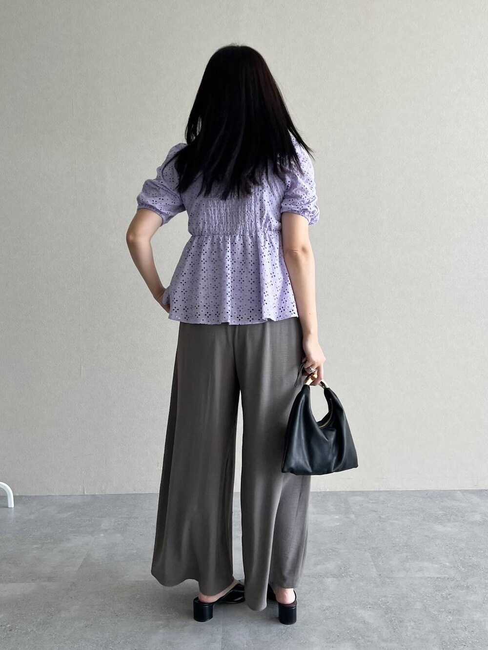 ブラック系のハンドバッグ、グレー系のその他パンツ、パープル系のシャツ/ブラウスを着用したレディースの夏コーディネートの3枚目の写真