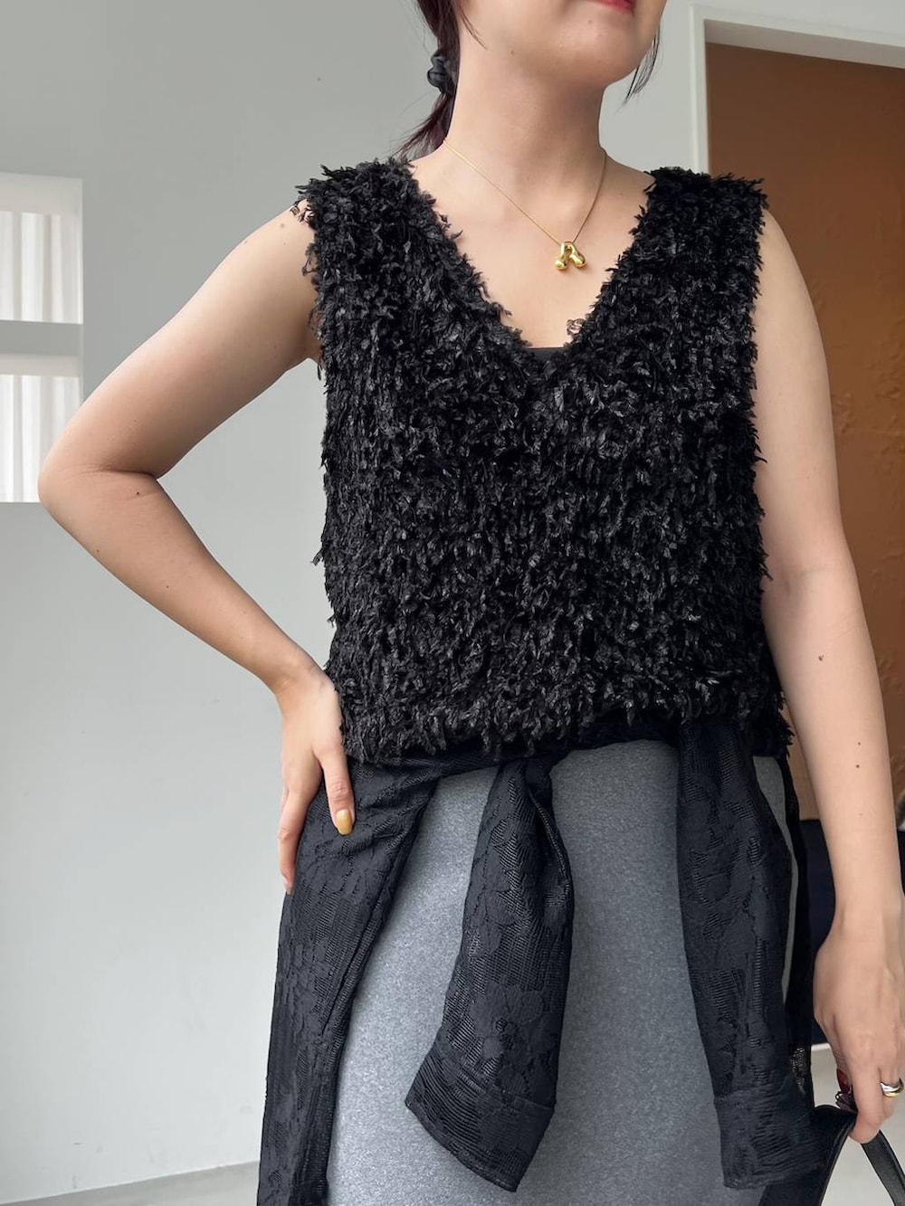 ブラック系のショルダーバッグ、ブラック系のシャツ/ブラウス、ブラック系のベストを着用したレディースの夏コーディネートの6枚目の写真