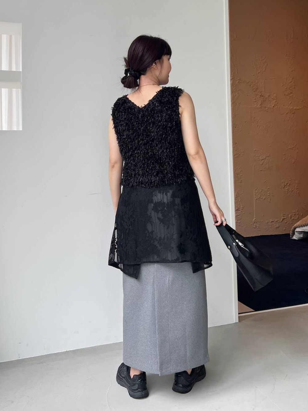 ブラック系のショルダーバッグ、ブラック系のシャツ/ブラウス、ブラック系のベストを着用したレディースの夏コーディネートの4枚目の写真