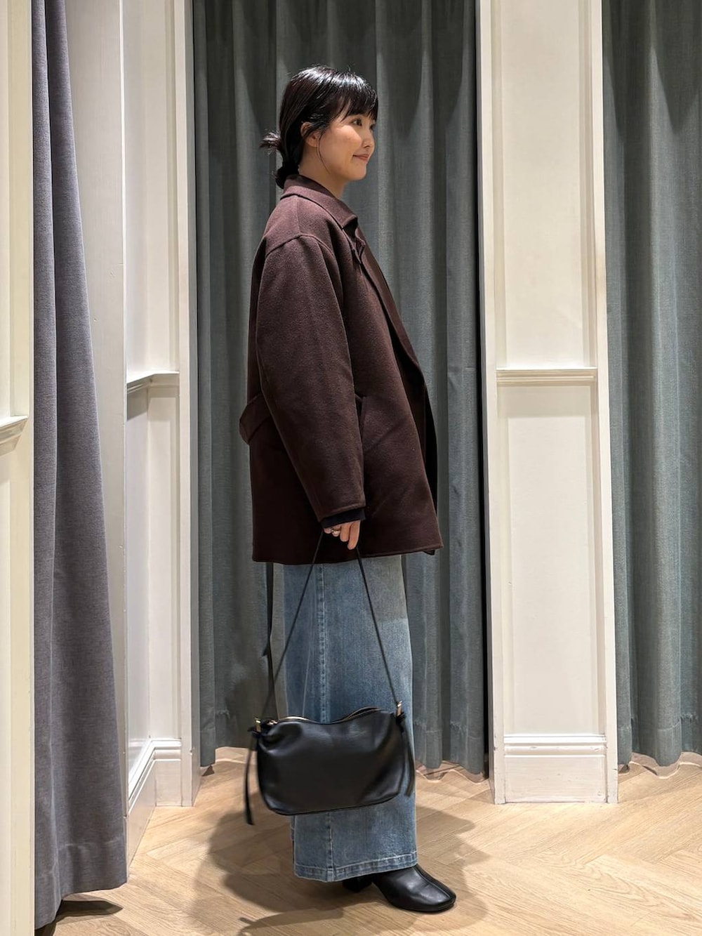 ブラック系のショルダーバッグ、ブラック系のブーツ、ブラック系のTシャツ/カットソーを着用したレディースの秋コーディネートの3枚目の写真