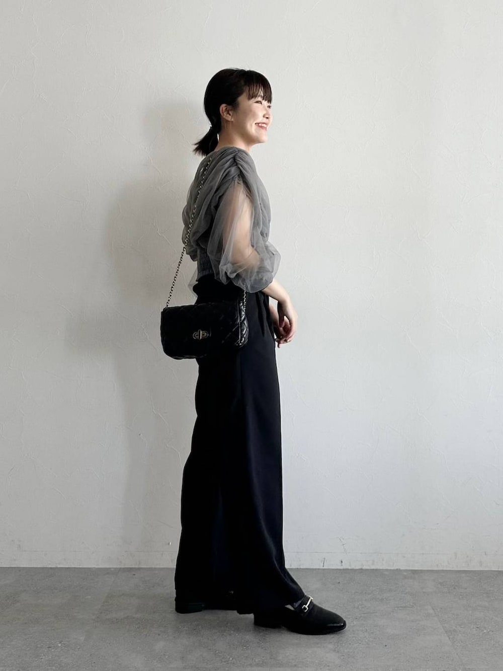 ブラック系のローファー、グレー系のTシャツ/カットソー、ブラック系のショルダーバッグを着用したレディースの春コーディネートの5枚目の写真