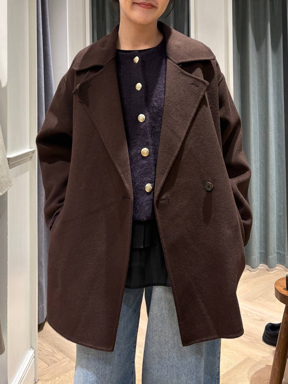 ブラック系のショルダーバッグ、ブラック系のブーツ、ブラック系のTシャツ/カットソーを着用したレディースの秋コーディネートの5枚目の写真