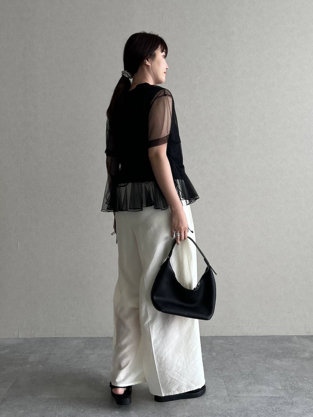 ブラック系のサンダル、ブラック系のショルダーバッグ、ブラック系のTシャツ/カットソーを着用したレディースの夏コーディネートの4枚目の写真