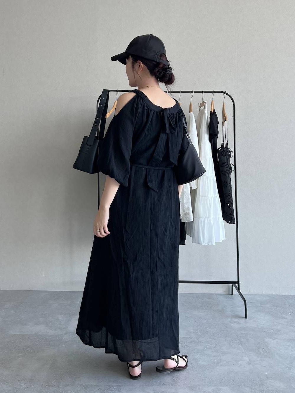 「高見え、着痩せ・細見え、体型カバー、テーマパーク、夏コーデ、骨格ストレート、ワントーン、フェミニン、カジュアル、旅行、mysty woman、おでかけ、ぽっちゃりスタッフ、ワンピース」｜「mysty womanのサテンキャップ  288550（キャップ、ブラック系）」を使った、あんずさん（レディース・163cm）の夏コーディネートの4枚目の写真