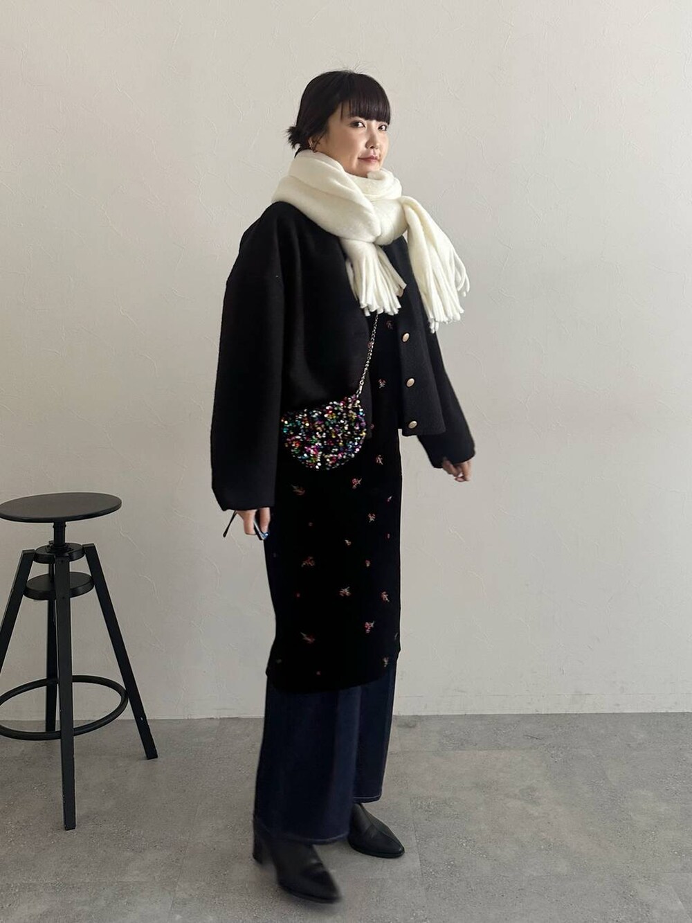 「高見え、着痩せ・細見え、体型カバー、テーマパーク、骨格ストレート、ワントーン、フェミニン、カジュアル、旅行、mysty woman、おでかけ、ぽっちゃりスタッフ、デニムパンツ、スカート、ジャケット」|「mysty womanのラッセルボリュームストール 127374(ストール/ショール、ホワイト系)」を使った、あんずさん(レディース・163cm)の冬コーディネートの2枚目の写真