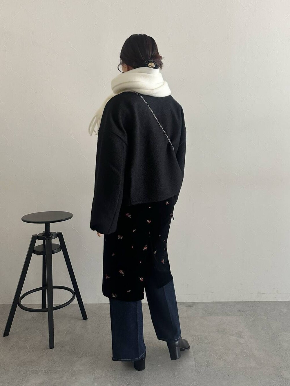 「高見え、着痩せ・細見え、体型カバー、テーマパーク、骨格ストレート、ワントーン、フェミニン、カジュアル、旅行、mysty woman、おでかけ、ぽっちゃりスタッフ、デニムパンツ、スカート、ジャケット」|「mysty womanのラッセルボリュームストール 127374(ストール/ショール、ホワイト系)」を使った、あんずさん(レディース・163cm)の冬コーディネートの3枚目の写真