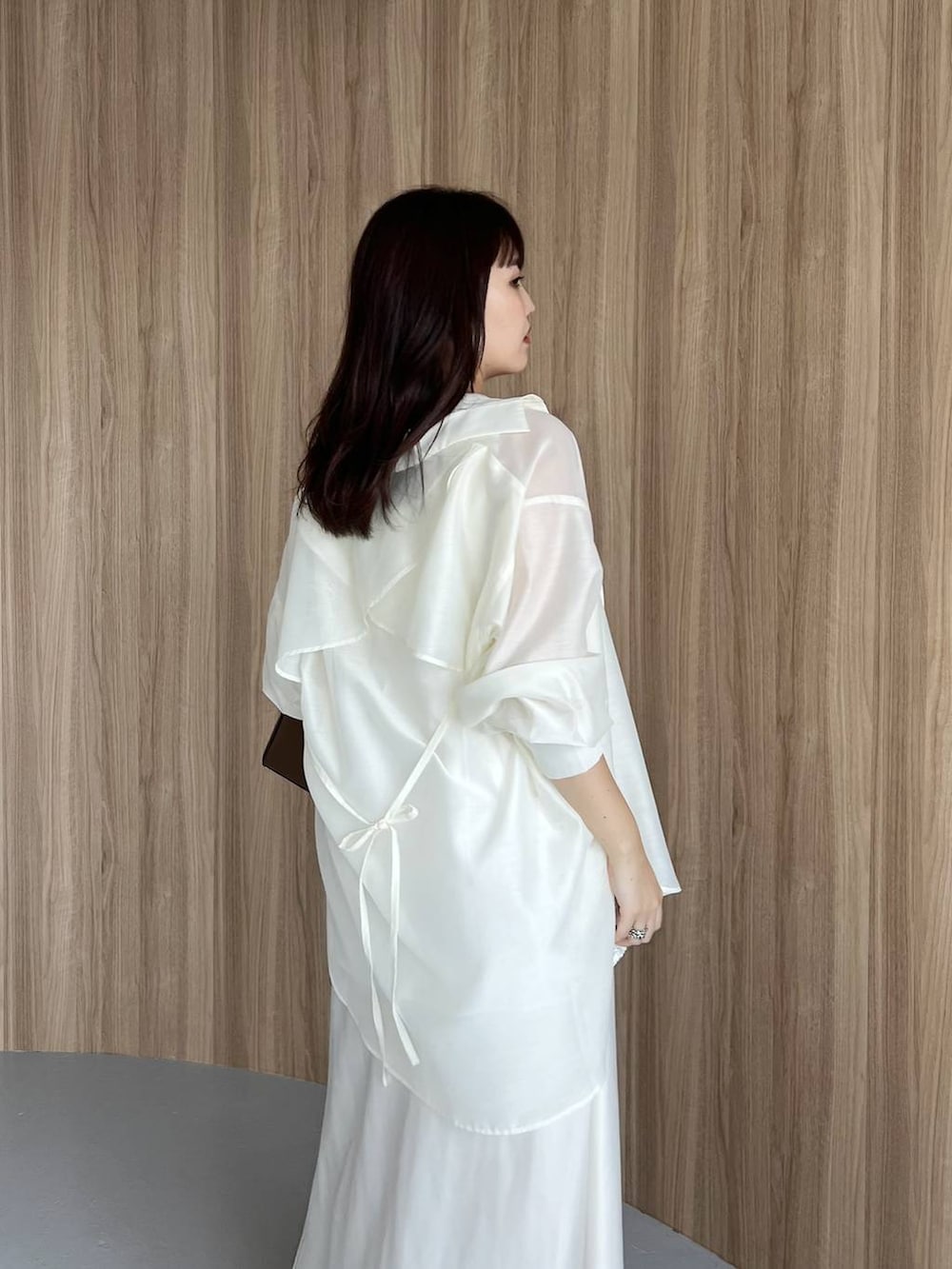 ブラウン系のサンダル、ホワイト系のスカート、ブラウン系のショルダーバッグを着用したレディースの夏コーディネートの4枚目の写真