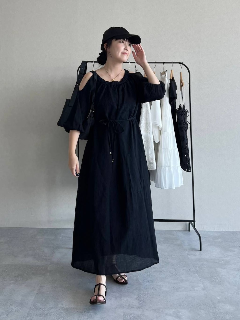 「高見え、着痩せ・細見え、体型カバー、テーマパーク、夏コーデ、骨格ストレート、ワントーン、フェミニン、カジュアル、旅行、mysty woman、おでかけ、ぽっちゃりスタッフ、ワンピース」｜「mysty womanのサテンキャップ  288550（キャップ、ブラック系）」を使った、あんずさん（レディース・163cm）の夏コーディネートの2枚目の写真