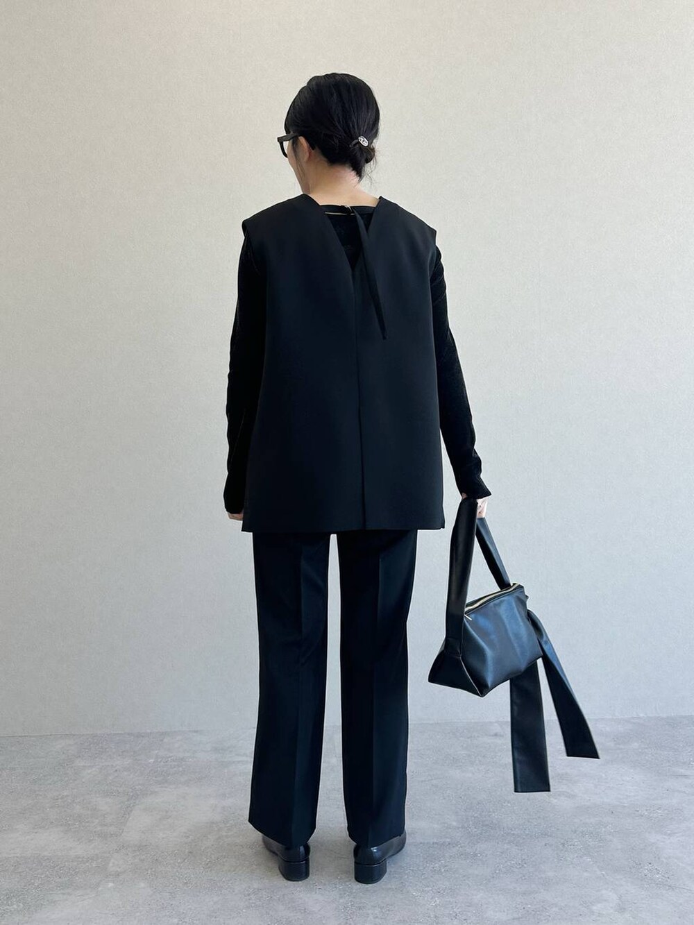 「高見え、着痩せ・細見え、体型カバー、SNAP_apart by lowrys、お仕事コーデ_apart by lowrys、骨格ストレート、ワントーン、カジュアル、旅行、apart by lowrys、春コーデ、セットアップ、ベスト、パンツ、ローファー」|「A part byのソフトリボンショルダーバッグ(ショルダーバッグ、ブラック系)」を使った、あんずさん(レディース・163cm)の冬コーディネートの2枚目の写真