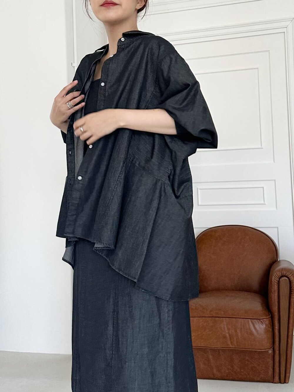 ブラック系のサンダル、ブラック系のショルダーバッグ、ブラック系のワンピースを着用したレディースの夏コーディネートの3枚目の写真