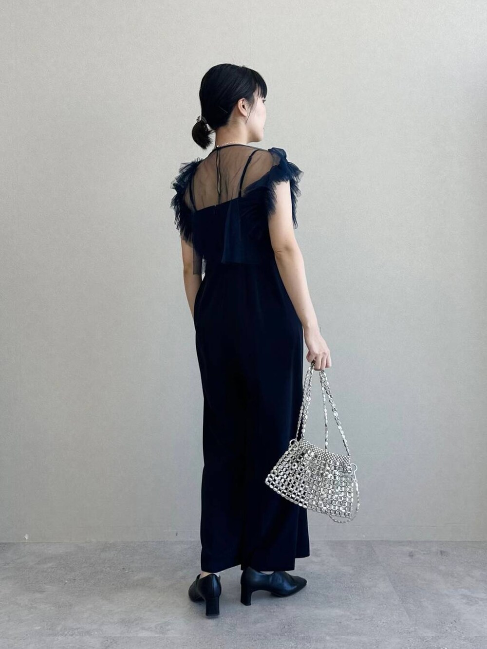 「体型カバー、SNAP_apart by lowrys、お仕事コーデ_apart by lowrys、高見え、着痩せ・細見え、骨格ストレート、ワントーン、フェミニン、apart by lowrys、結婚式2次会、春コーデ、きれいめ、サロペット」｜「A part byの【WEB限定・セレモニー】フリルチュールセットサロペット（パンツドレス、ブルー系）」を使った、あんずさん（レディース・163cm）の冬コーディネートの3枚目の写真