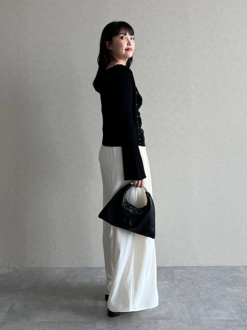 「高見え、着痩せ・細見え、体型カバー、テーマパーク、夏コーデ、骨格ストレート、ワントーン、フェミニン、カジュアル、旅行、mysty woman、おでかけ、ぽっちゃりスタッフ、タンクトップ、カーディガン」|「mysty womanの【LE VERNIS】トライアングルBAG 574317(ハンドバッグ、ブラック系)」を使った、あんずさん(レディース・163cm)の夏コーディネートの2枚目の写真