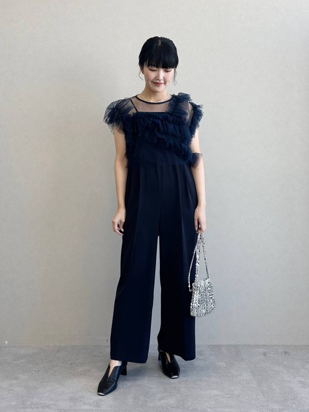 「体型カバー、SNAP_apart by lowrys、お仕事コーデ_apart by lowrys、高見え、着痩せ・細見え、骨格ストレート、ワントーン、フェミニン、apart by lowrys、結婚式2次会、春コーデ、きれいめ、サロペット」｜「A part byの【WEB限定・セレモニー】フリルチュールセットサロペット（パンツドレス、ブルー系）」を使った、あんずさん（レディース・163cm）の冬コーディネートの4枚目の写真
