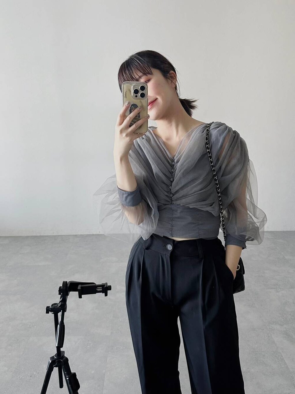 ブラック系のローファー、グレー系のTシャツ/カットソー、ブラック系のショルダーバッグを着用したレディースの春コーディネートの2枚目の写真