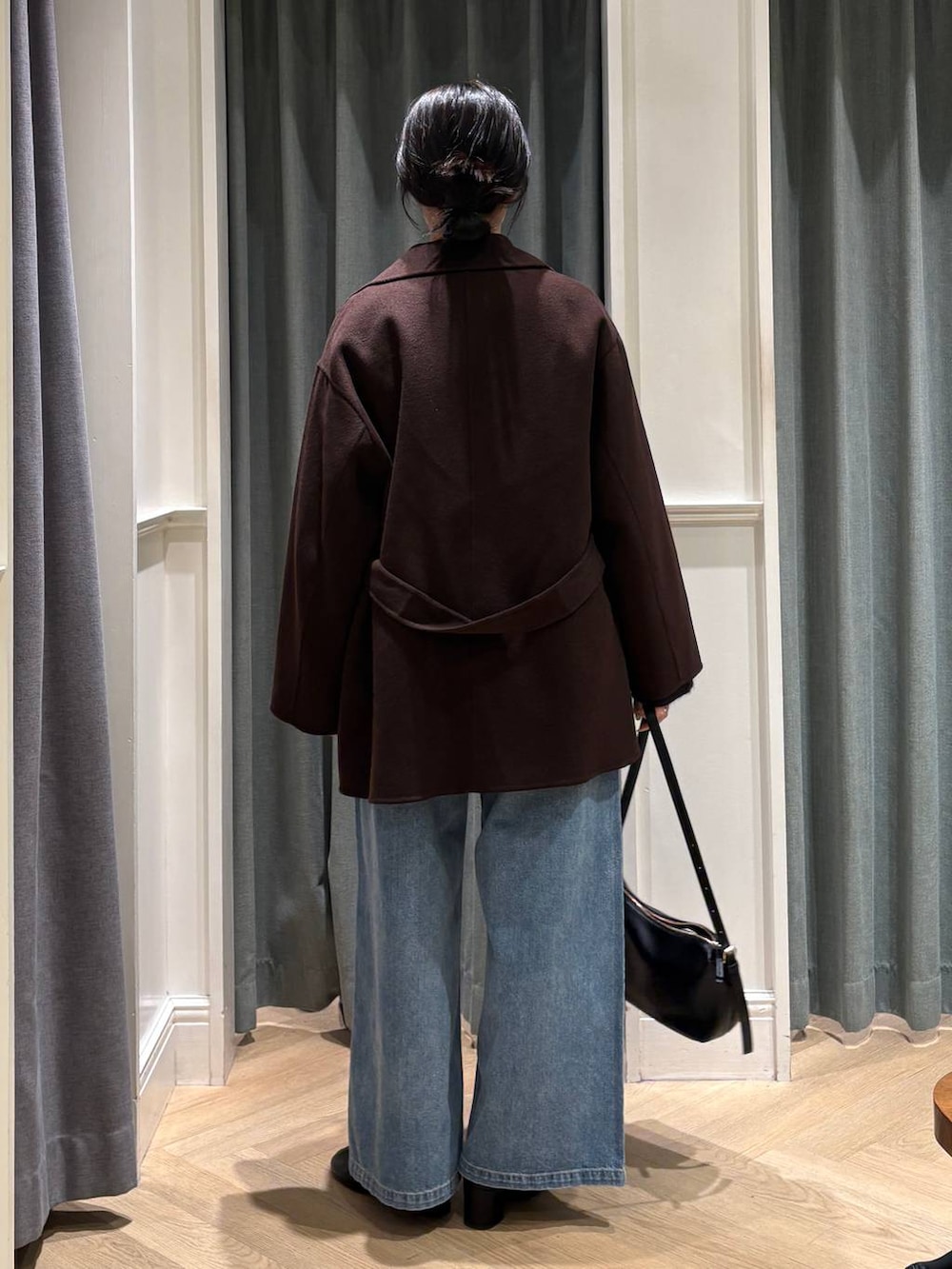 ブラック系のショルダーバッグ、ブラック系のブーツ、ブラック系のTシャツ/カットソーを着用したレディースの秋コーディネートの4枚目の写真